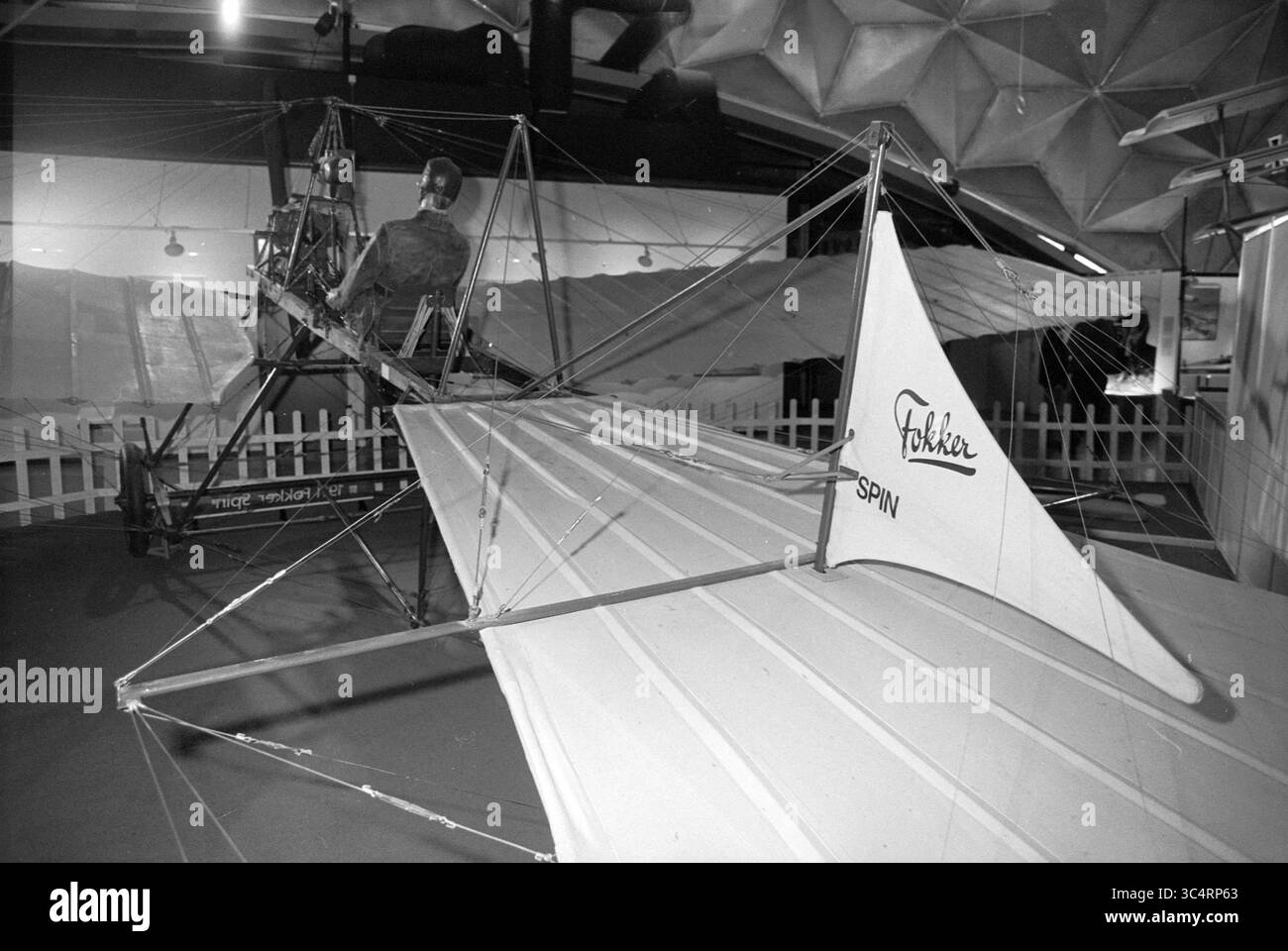 Aviodrome, Fokker Exhibition, Schiphol, Schiphol, 09-07-1996 Whizgle News, Dutch Desk, Paesi Bassi, 1950-2000 un modello di velivoli dell'inizio del XX secolo è esposto in modo prominente, mostrando il suo design e le sue caratteristiche distintive. La scena include le ali e la coda dell'aereo, insieme a una figura pilota nella cabina di pilotaggio, che mette in risalto lo spirito pionieristico della storia dell'aviazione. Foto Stock