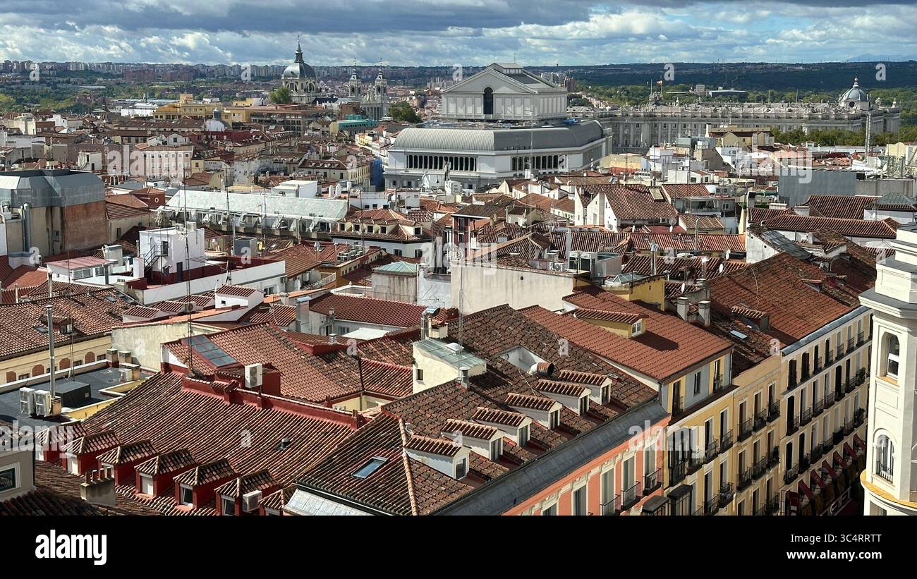 Una vista panoramica sopraelevata sui tetti in terracotta del centro storico di Madrid, con il Palazzo reale, i Giardini Sabatini e il Teatro Real. Foto Stock
