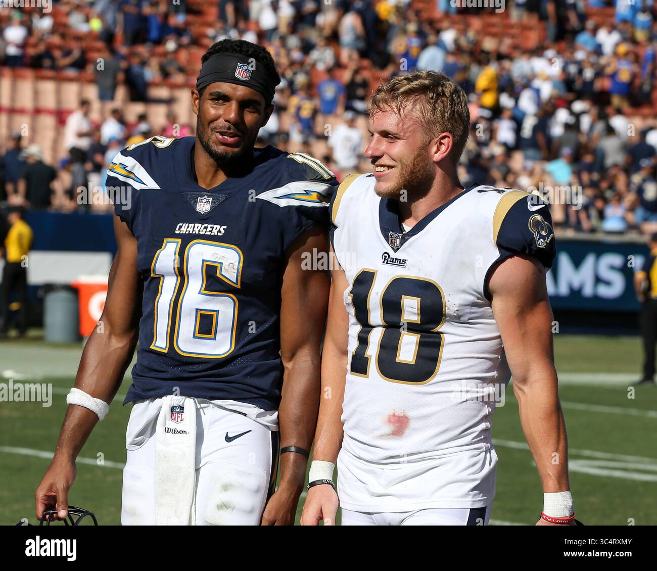 23 settembre 2018 Los Angeles, CA...il wide receiver dei Los Angeles Rams Cooper Kupp (18) e il wide receiver dei Los Angeles Chargers Tyrell Williams (16) dopo i Los Angeles Chargers vs Los Angeles Rams al Los Angeles Memorial Coliseum di Los Angeles, CA il 23 settembre 2018. Jevone Moore(immagine di credito: &Copy; Jevone Moore/CSM tramite cavo ZUMA) Foto Stock