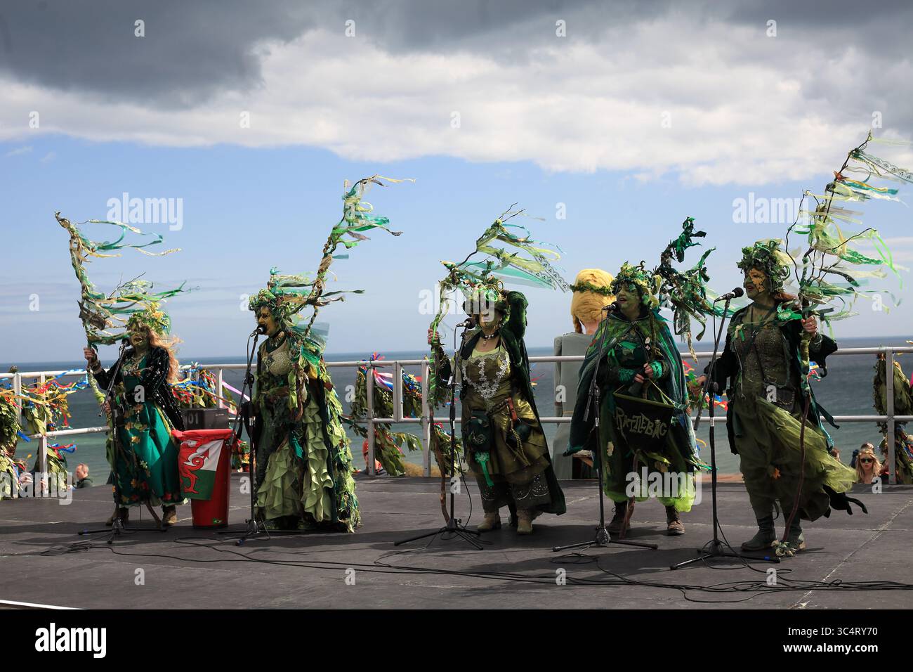 Il gruppo folk femminile Rattlebag si esibisce sul palco, Jack in the Green, West Hill, Hastings, Regno Unito Foto Stock