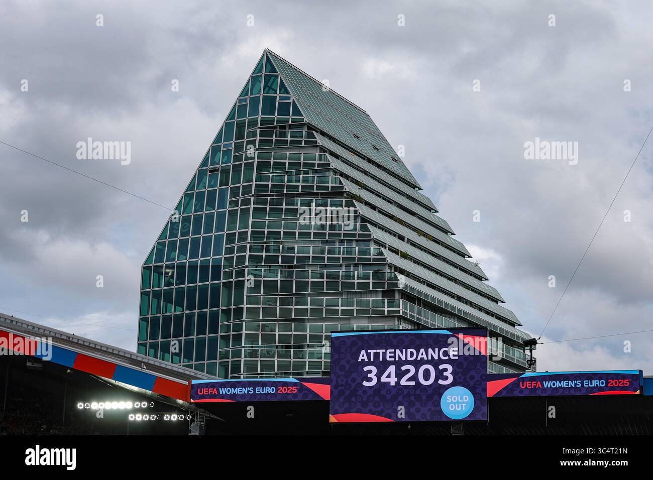 Basilea, Svizzera. 26 luglio 2025. La partecipazione ufficiale alla partita è mostrata sul tabellone segnapunti dello stadio durante la partita dei Campionati europei UEFA Inghilterra-Spagna al St Jakob's Park di Basilea. Il credito per immagini dovrebbe essere: Jonathan Moscrop/Sportimage Credit: Sportimage Ltd/Alamy Live News Foto Stock