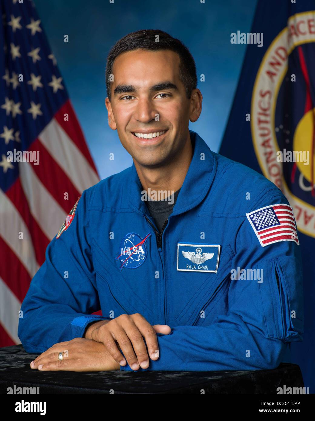 28 novembre 2017 - Houston, Texas, Stati Uniti d'America - candidato astronauta della NASA Raja Chari ritratto formale al Johnson Space Center 28 novembre 2017 a Houston, Texas. Hines è un pilota di caccia americano e astronauta della NASA candidato alla classe del 2017. (Immagine di credito: © Bill Stafford via ZUMA Wire) Foto Stock
