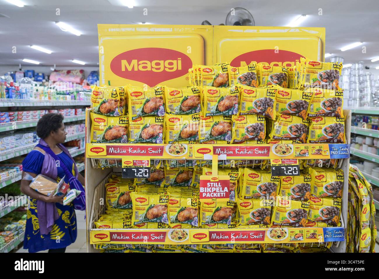 PAPUA NUOVA GUINEA, provincia Highlands orientali, Goroka, supermercato, vendita di spaghetti istantanei Maggi di swiss Nestle Company / PAPUA NEUGUINEA, Provinz Eastern Highlands, Goroka, Supermarkt, Verkauf von Maggi Tüten Fertig Nudelsuppen des Schweizer Nestle Konzern, Preis 7,20 Kina Foto Stock