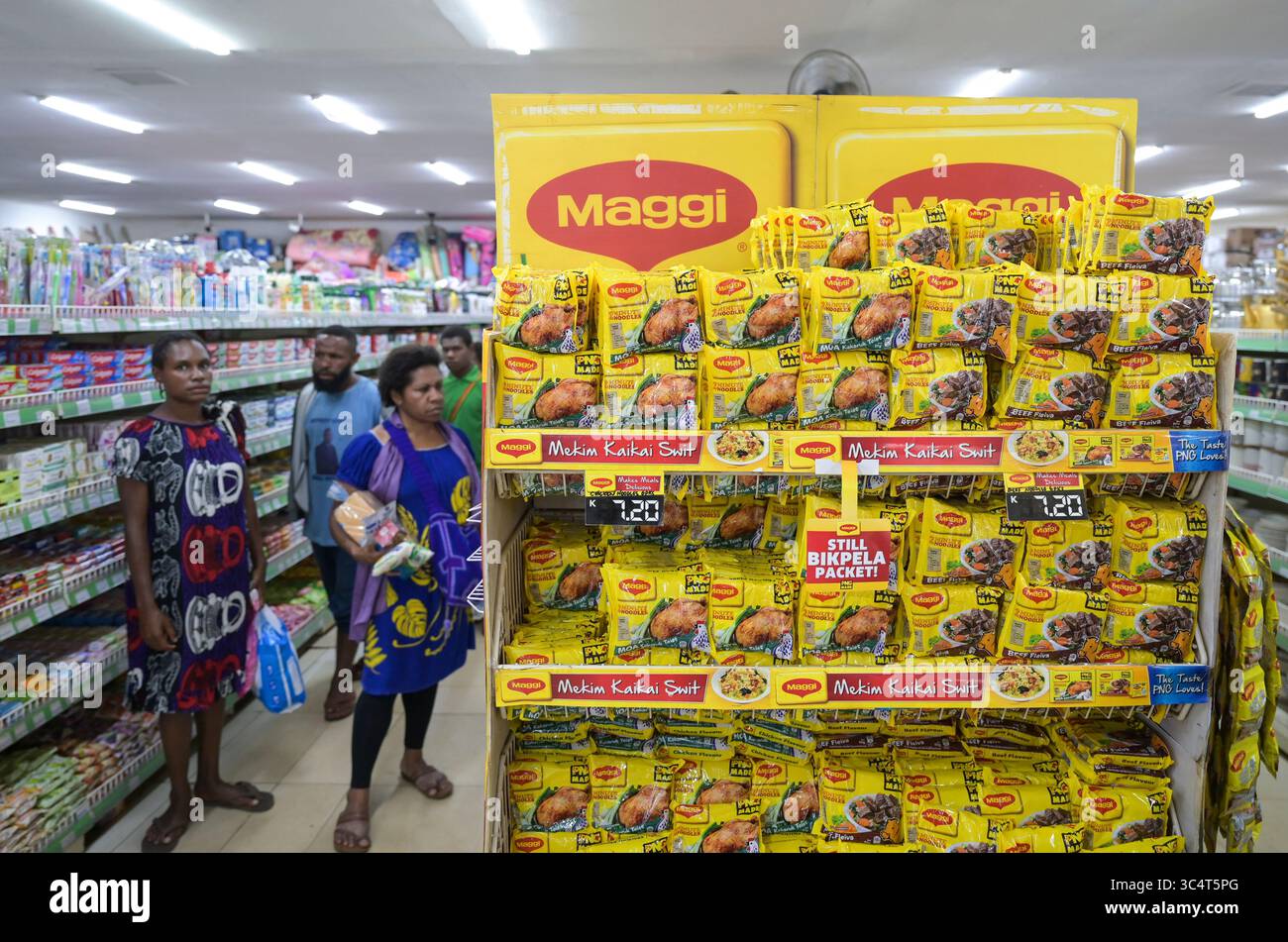 PAPUA NUOVA GUINEA, provincia Highlands orientali, Goroka, supermercato, vendita di spaghetti istantanei Maggi di swiss Nestle Company / PAPUA NEUGUINEA, Provinz Eastern Highlands, Goroka, Supermarkt, Verkauf von Maggi Tüten Fertig Nudelsuppen des Schweizer Nestle Konzern, Preis 7,20 Kina Foto Stock