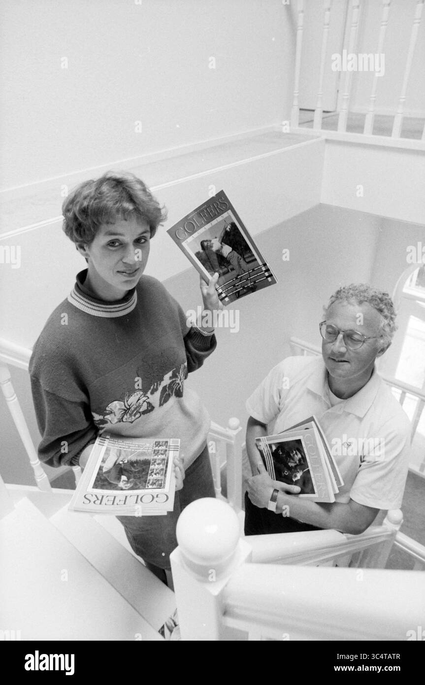 Due membri dello staff editoriale della rivista golf nella scalinata, 29-06-1989 Whizgle News, Dutch Desk, Paesi Bassi, 1950-2000 due persone stanno su una scala, una che tiene una rivista e l'altra giocherellando diversi libri. L'ambientazione è luminosa, con particolare attenzione alle espressioni coinvolgenti e ai materiali che stanno mostrando. Foto Stock