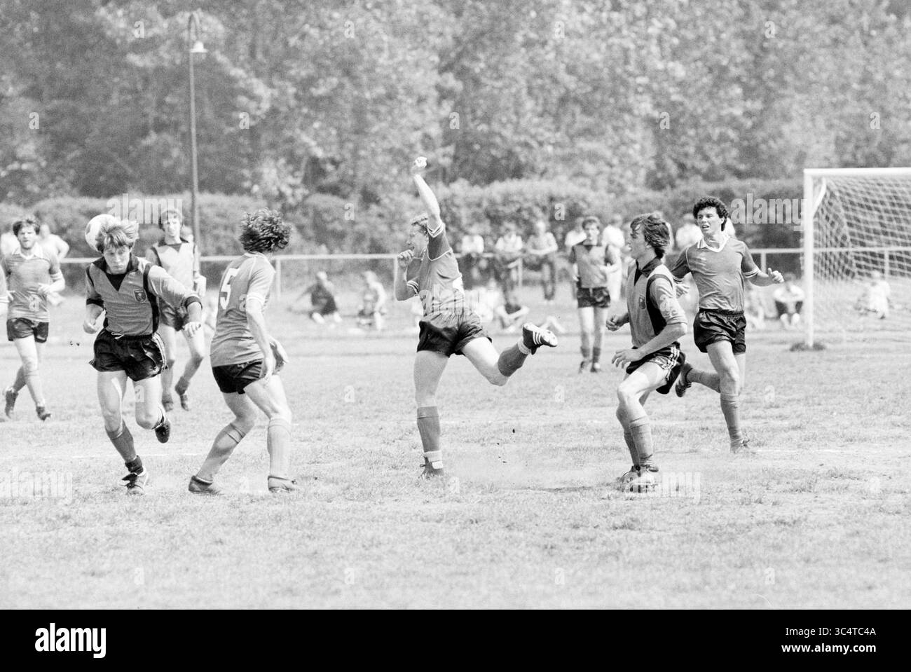 Lisse - Rodenburg, SC Lisse Football, 31-05-1981 Whizgle News, Dutch Desk, Paesi Bassi, 1950-2000 Un gruppo di giocatori di calcio festeggia un gol, con un giocatore che solleva le braccia in gioia mentre altri lo tifanno intorno. La scena cattura l'emozione e la cameratismo del gioco, sullo sfondo di una folla vivace. Foto Stock