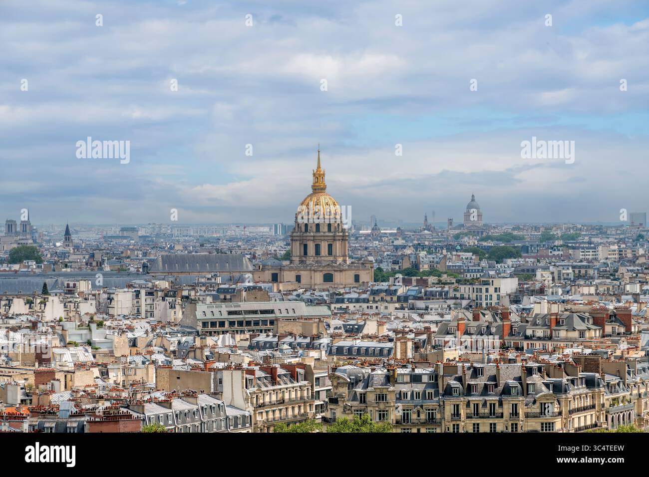 Vista panoramica della città di Parigi e Les Invalides, prominente dalla sua cupola dorata, simbolo della storia militare francese. Foto Stock