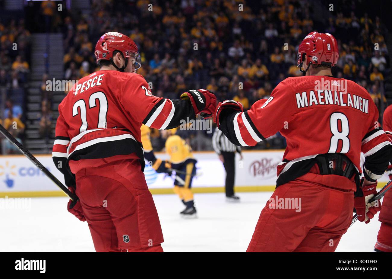 25 settembre 2018; Nashville TN, USA Carolina Hurricanes, l'ala destra Saku Maenalanen (8) si congratula con l'ala destra dei Carolina Hurricanes Saku Maenalanen (8) per il suo gol durante il secondo periodo di una gara di pre-stagione tra i Carolina Hurricanes e i Nashville Predators alla Bridgestone Arena. Fotografo: Steve Roberts.(immagine di credito: &Copy; Steve Roberts/Cal Sport Media/CSM via ZUMA Wire) Foto Stock