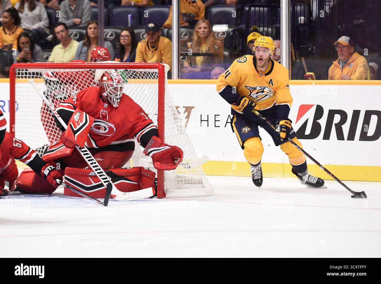 25 settembre 2018; il difensore dei Nashville Predators Ryan Ellis (4) porta il puck da dietro la rete durante il terzo periodo di una gara pre-stagione tra i Carolina Hurricanes e i Nashville Predators alla Bridgestone Arena. Fotografo: Steve Roberts.(immagine di credito: &Copy; Steve Roberts/Cal Sport Media/CSM via ZUMA Wire) Foto Stock