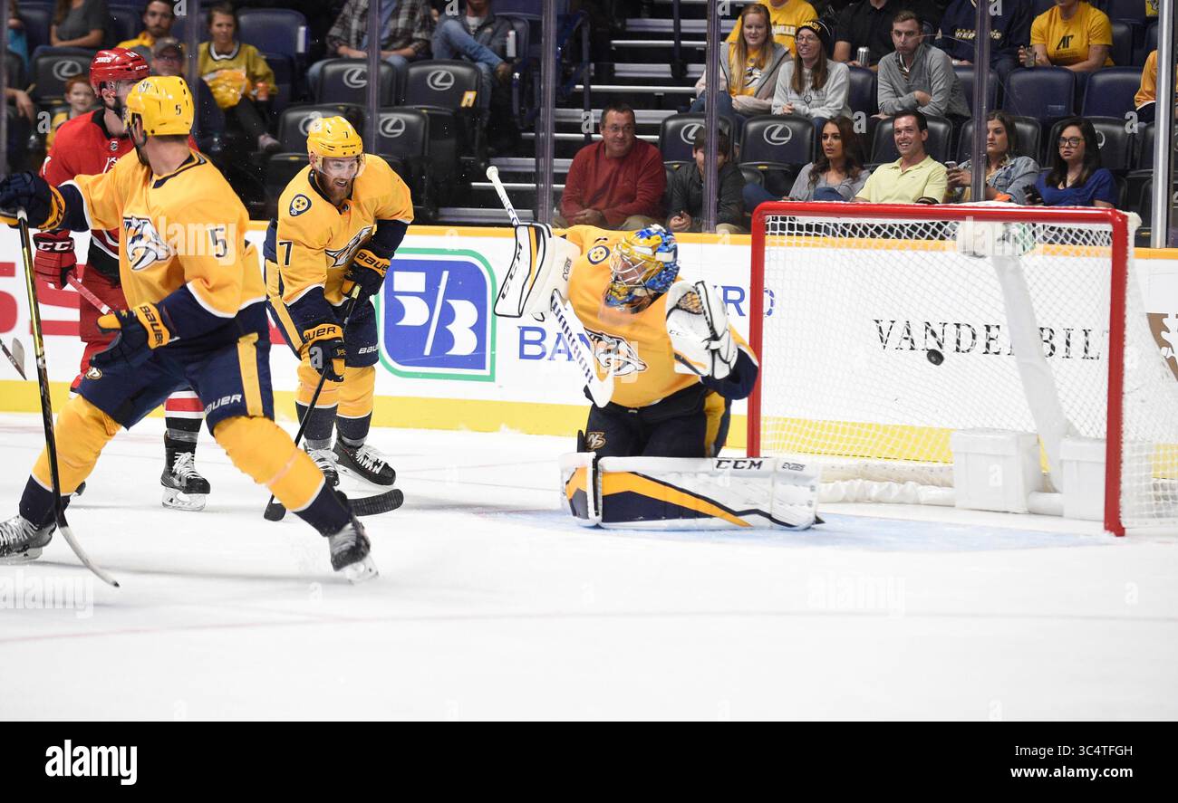 25 settembre 2018; Nashville TN, USA Carolina Hurricanes, l'ala destra Saku Maenalanen (8) segna il portiere dei Nashville Predators Pekka Rinne (35) durante il secondo periodo di una gara di pre-stagione tra i Carolina Hurricanes e i Nashville Predators alla Bridgestone Arena. Fotografo: Steve Roberts.(immagine di credito: &Copy; Steve Roberts/Cal Sport Media/CSM via ZUMA Wire) Foto Stock
