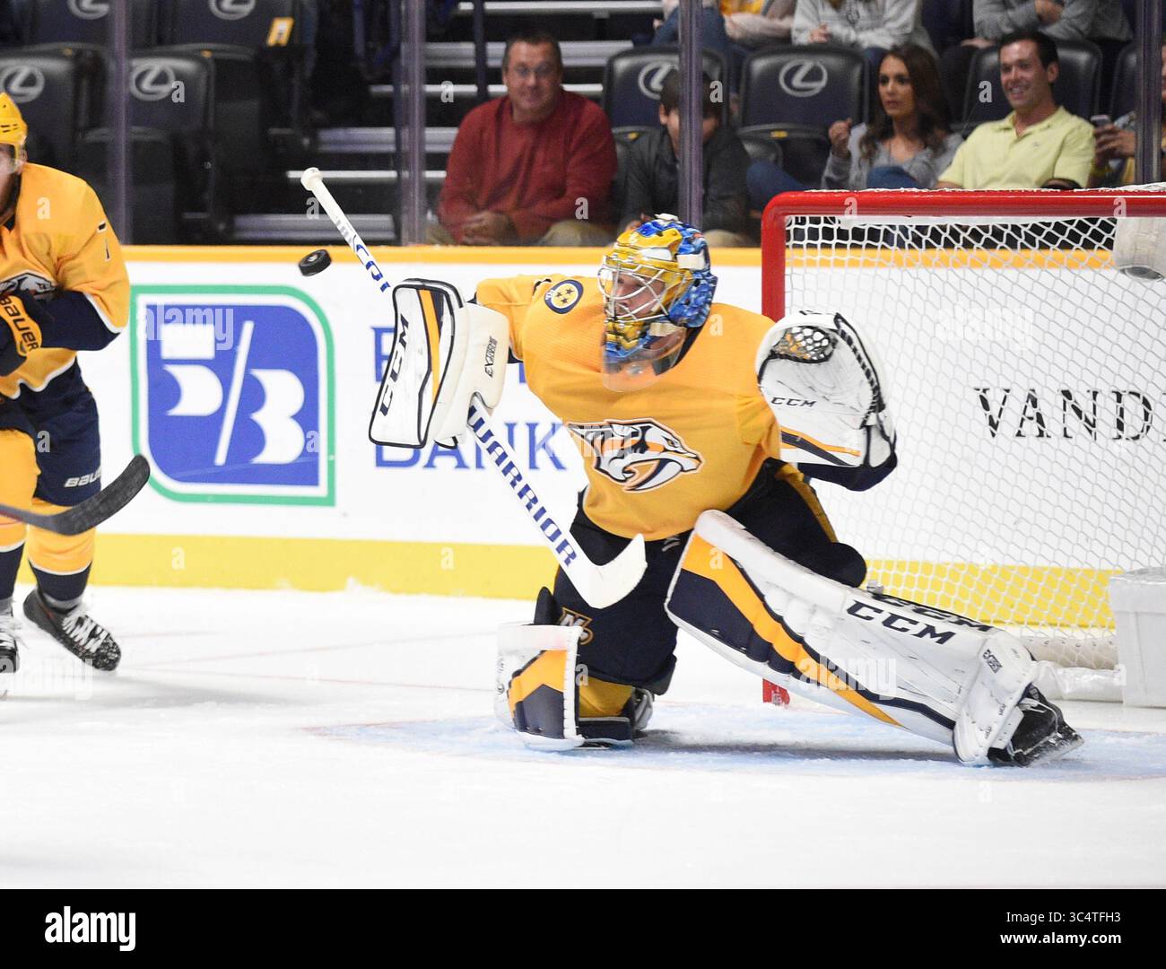 25 settembre 2018; Pekka Rinne (35) tenta di deviare il tiro dell'ala destra dei Carolina Hurricanes Saku Maenalanen (8) durante il secondo periodo di una gara di pre-stagione tra i Carolina Hurricanes e i Nashville Predators alla Bridgestone Arena. Fotografo: Steve Roberts.(immagine di credito: &Copy; Steve Roberts/Cal Sport Media/CSM via ZUMA Wire) Foto Stock