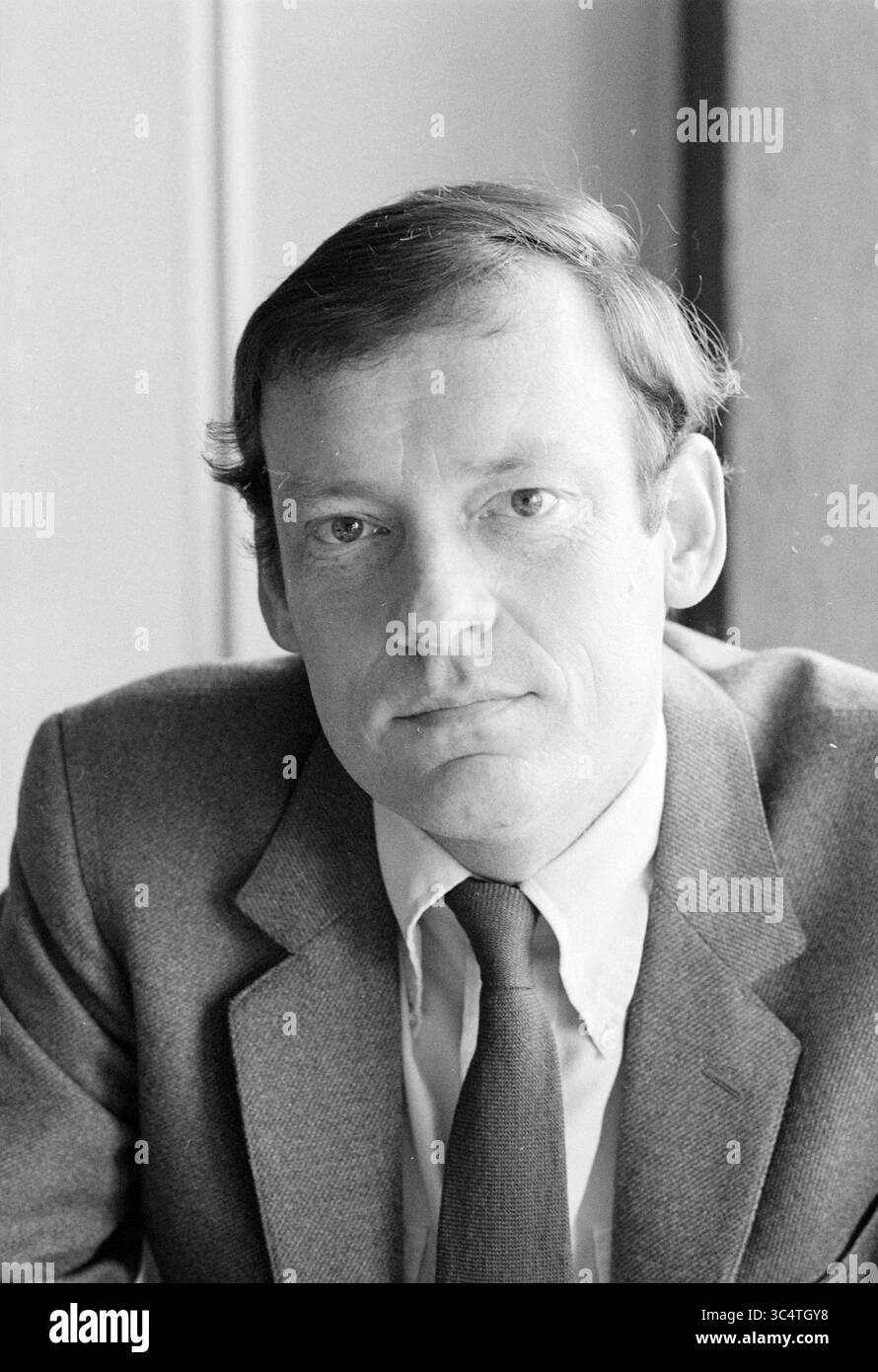 Il signor Brilman se ne va. Di giustizia criminali di guerra, giustizia, 14-05-1982 Whizgle News, Dutch Desk, Paesi Bassi, 1950-2000 Un uomo con un abito sartoriale con una cravatta si siede a un tavolo, guardando direttamente lo spettatore con un'espressione premurosa. I suoi capelli sono ben disegnati e trasuda un senso di calma fiducia. Foto Stock