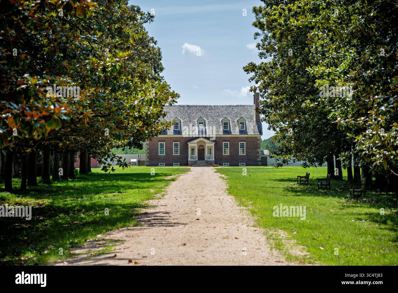 LORTON, Virginia - la casa principale della Gunston Hall di George Mason, vista attraverso file di alberi di magnolia lungo il vialetto di ghiaia, si erge come una delle residenze architettonicamente più significative dell'America coloniale. Costruita tra il 1755-1759 nella piantagione di tabacco di Mason di 5.500 acri lungo il fiume Potomac, la villa in stile georgiano presenta un design degli interni senza precedenti, tra cui l'unico legno coordinato di cinoiserie conosciuto nell'America coloniale. La casa storica servì come residenza di George Mason IV (1725-1792), autore principale della dichiarazione dei diritti della Virginia che influenzò gli U. Foto Stock