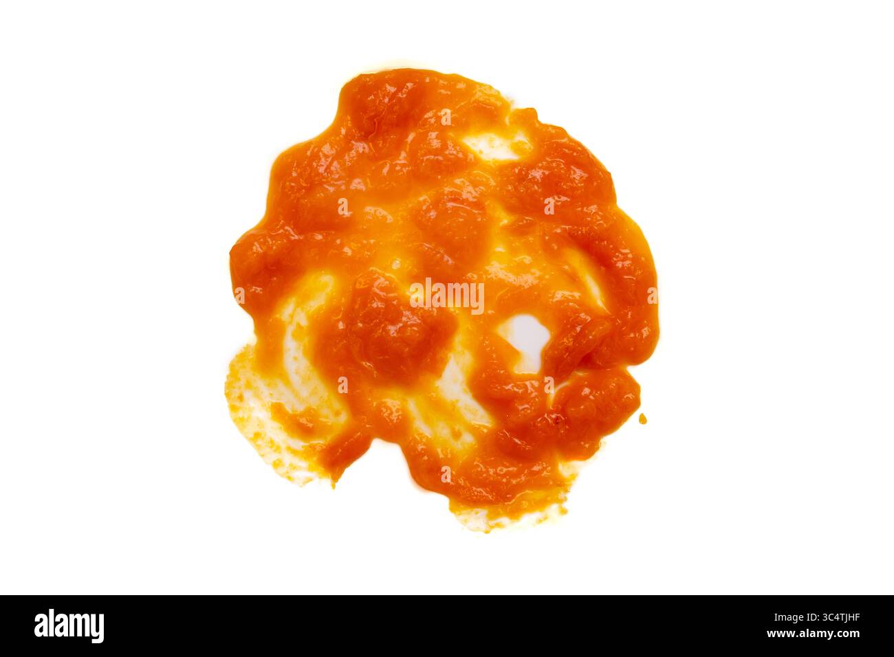 Spruzzi di marmellate di albicocca sparsi isolati su sfondo bianco, sfondo astratto Foto Stock