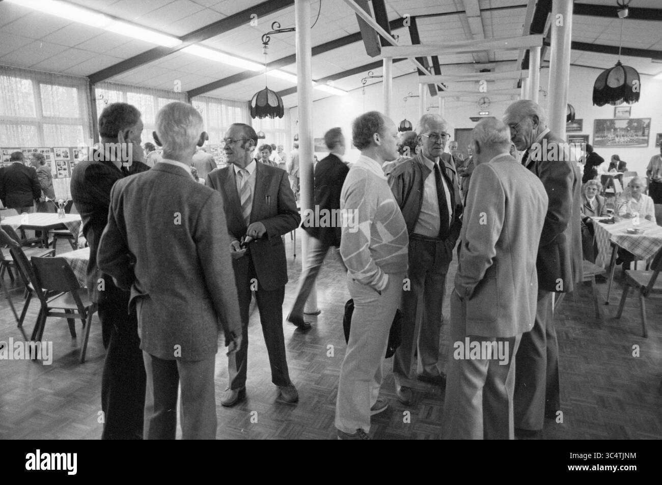 Reunion of the Stork Santpoort Brothers' soli Brothers, Reunion, Santpoort, 24-04-1987 Whizgle News, Dutch Desk, i Paesi Bassi, 1950-2000 Un gruppo di gentiluomini si è impegnato in una conversazione all'interno di una sala spaziosa, circondata da tavoli. Sembrano condividere storie e risate, vestite con abiti e abbigliamento formale, che trasmettono un senso di cameratismo e connessione. L'atmosfera riflette un evento sociale o di riunione, con varie decorazioni e disposizione dei posti a sedere sullo sfondo. Foto Stock Reunion of the Stork Santpoort Brothers' soli Brothers, Reunion, Santpoort, 24-04-1987 Whizgle News, Dutch Desk, i Paesi Bassi, 1950-2000 Un gruppo di gentiluomini si è impegnato in una conversazione all'interno di una sala spaziosa, circondata da tavoli. Sembrano condividere storie e risate, vestite con abiti e abbigliamento formale, che trasmettono un senso di cameratismo e connessione. L'atmosfera riflette un evento sociale o di riunione, con varie decorazioni e disposizione dei posti a sedere sullo sfondo. Foto Stock