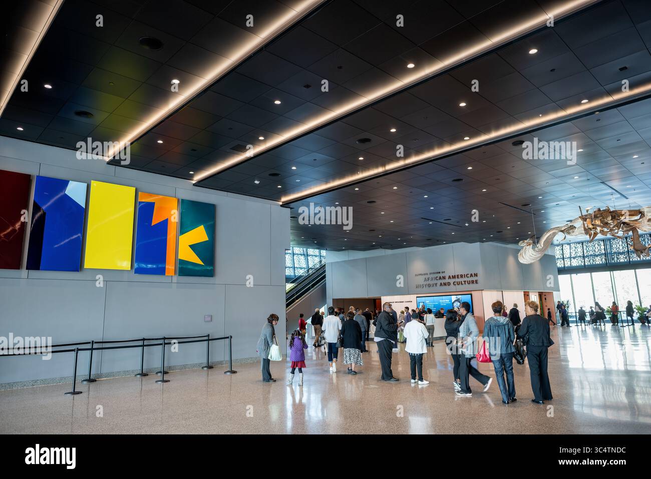 National Museum of African American History and Culture Foyer Washington DC // WASHINGTON DC - il foyer principale dello Smithsonian National Museum of African American History and Culture mostra la caratteristica architettura a reticolo color bronzo del museo e il design multilivello. Il museo, aperto nel 2016, è l'unico museo nazionale dedicato esclusivamente alla documentazione della vita, della storia e della cultura afroamericana. Situato sul National Mall, l'istituzione ospita più di 40.000 manufatti che spaziano dalla schiavitù al movimento per i diritti civili fino alle conquiste contemporanee. Il Foto Stock