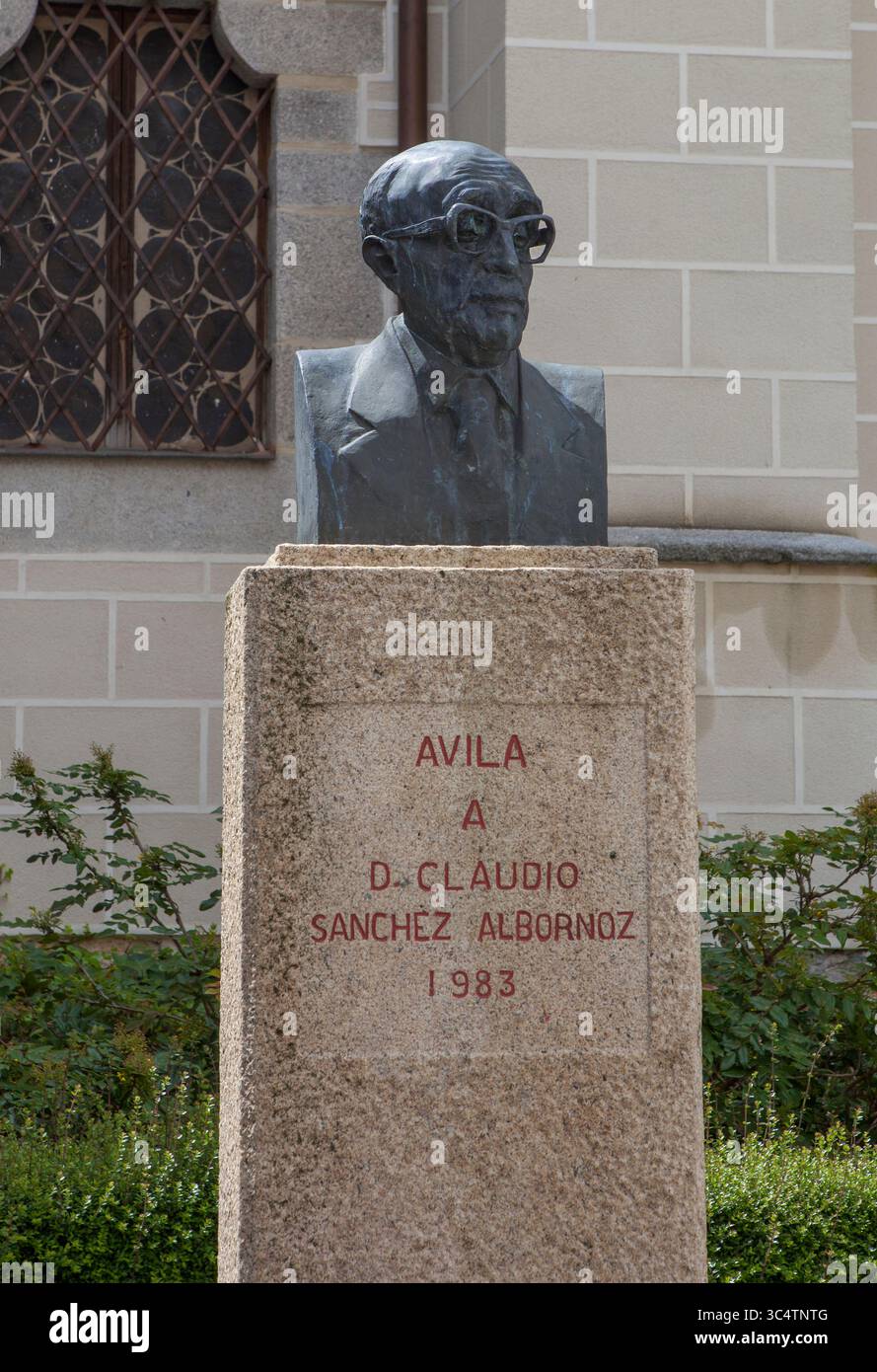 Avila, Spagna - 5 maggio 2025: Busto di Claudio Sanchez-Albornoz, studioso spagnolo, politico e oratore Foto Stock