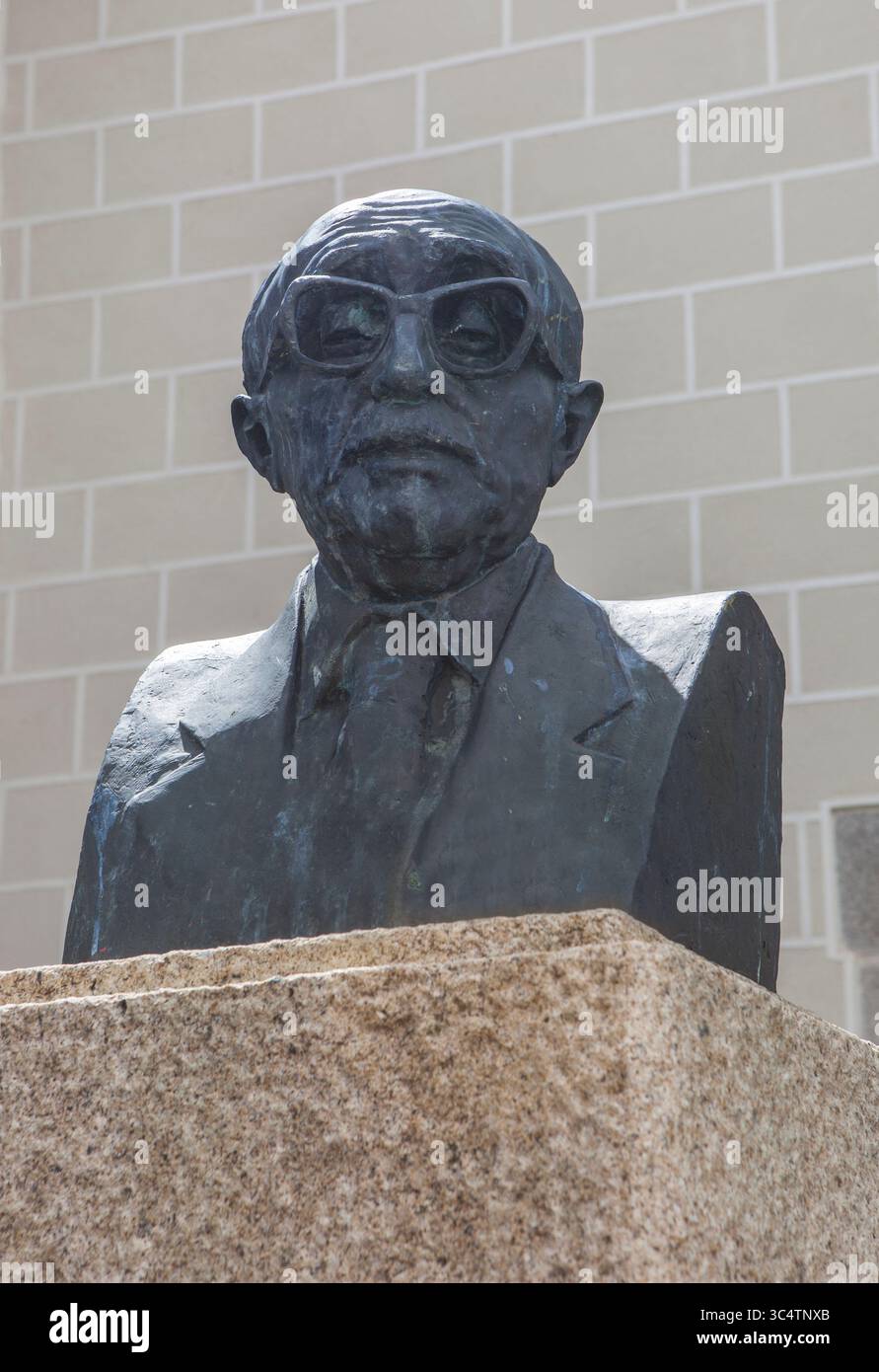 Avila, Spagna - 5 maggio 2025: Busto di Claudio Sanchez-Albornoz, studioso spagnolo, politico e oratore Foto Stock