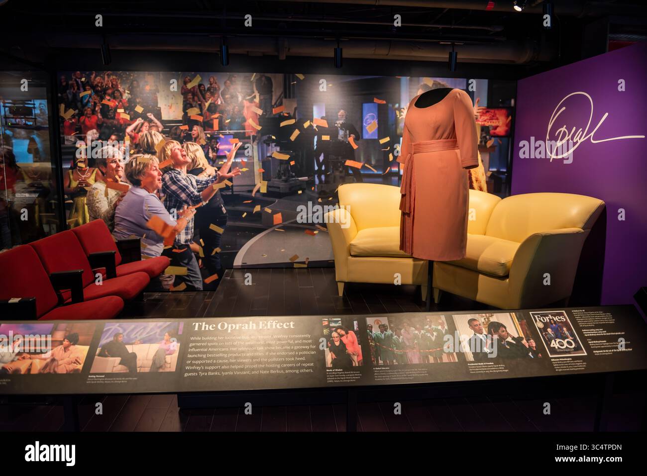Oprah Winfrey Show Couch and Dress Washington DC // WASHINGTON DC — l'abito di Oprah Winfrey del suo ultimo episodio nel 2011 e il divano sezionale in pelle dell'Oprah Winfrey Show sono esposti nella mostra Watching Oprah: The Oprah Winfrey Show and American Culture allo Smithsonian National Museum of African American History and Culture. L'abito è tratto dall'episodio di addio di Winfrey che segnò la fine dei suoi 25 anni di trasmissione televisiva diurna, uno dei momenti più significativi della storia della televisione americana. Il divano in pelle è stato usato in volo agli Harpo Studios e ha servito come elemento centrale Foto Stock