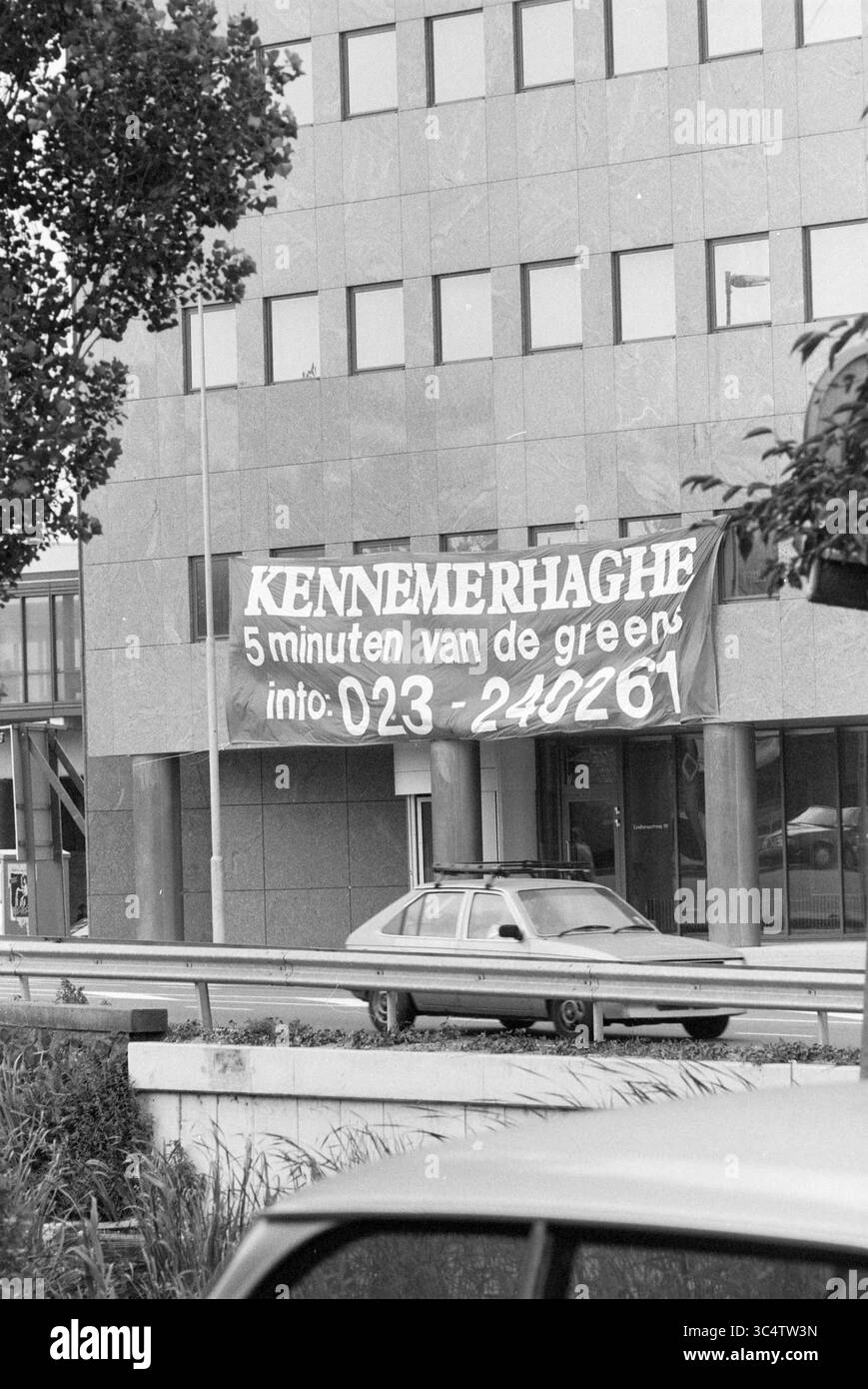 Complesso di uffici banner Kennemerhaghe a 5 minuti dai green (campo da golf?), Heemstede, Paesi Bassi, 26-07-1990 Whizgle News, Dutch Desk, i Paesi Bassi, 1950-2000 Un grande striscione appeso a un edificio, promuovendo "Kennemerhaghe" e dichiarando che si trova a soli cinque minuti dallo spazio verde, con un numero di contatto visualizzato di seguito. Un'auto è parcheggiata nelle vicinanze, parzialmente visibile in primo piano. Foto Stock