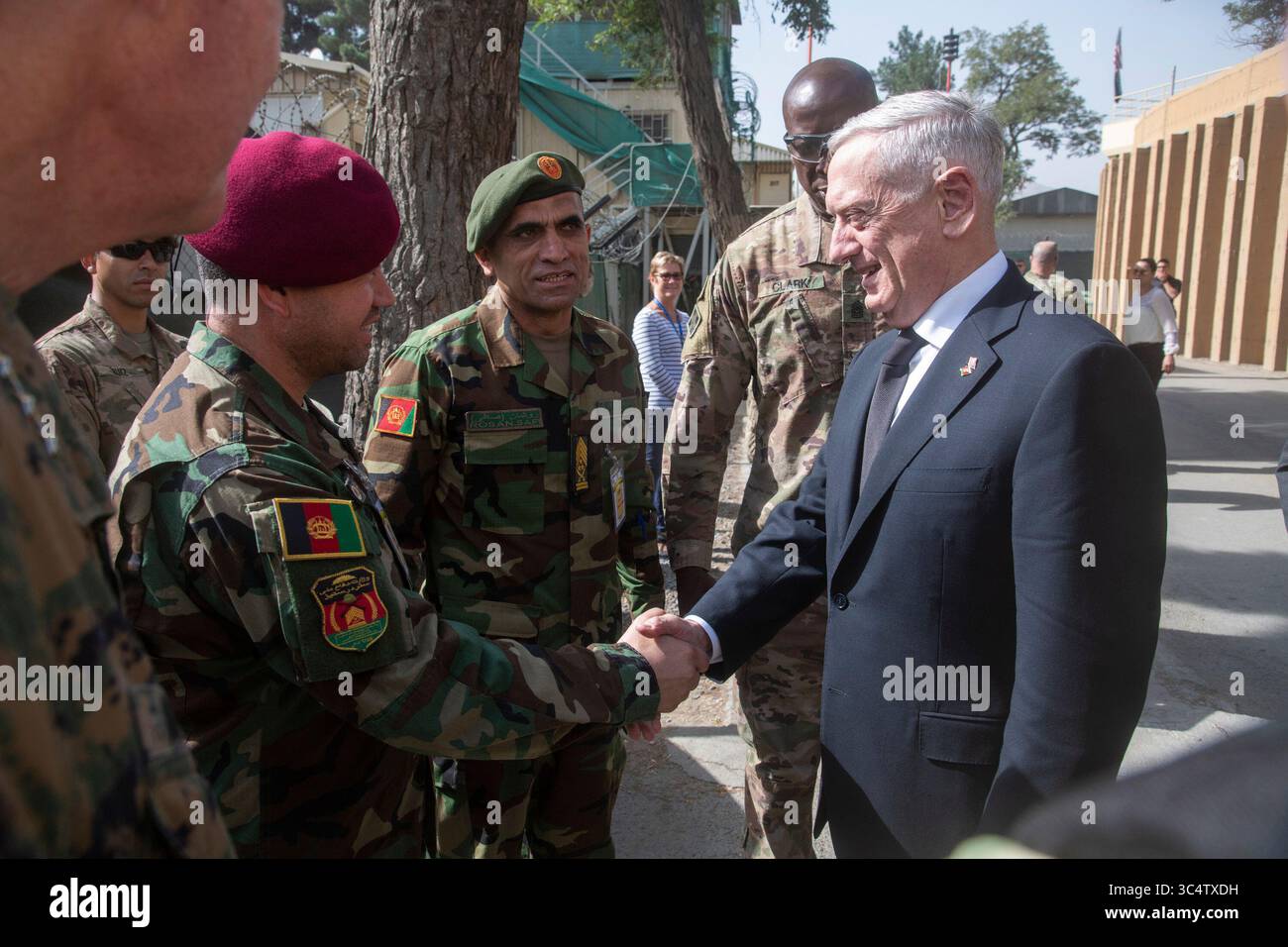7 settembre 2018 - Kabul, Afghanistan - il segretario alla difesa James N. Mattis incontra i membri del servizio afghano presso il quartier generale di Resolute Support a Kabul, Afghanistan, settembre. 7, 2018. (Immagine di credito: © DOD/ZUMA Wire/ZUMAPRESS.com) Foto Stock 7 settembre 2018 - Kabul, Afghanistan - il segretario alla difesa James N. Mattis incontra i membri del servizio afghano presso il quartier generale di Resolute Support a Kabul, Afghanistan, settembre. 7, 2018. (Immagine di credito: © DOD/ZUMA Wire/ZUMAPRESS.com) Foto Stock