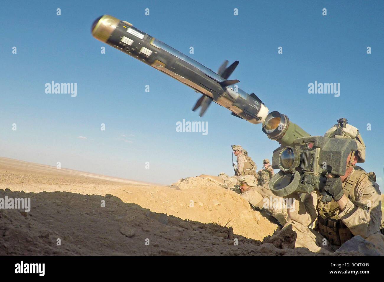 11 settembre 2018 - Siria - Un Marine degli Stati Uniti con battaglione 3d, 7th Marine Regiment, assegnato alla Special Purpose Marine Air-Ground Task Force, Crisis Response-Central Command, spara un FGM-148 Javelin, un missile anticarro sparato a spalla, al suo bersaglio durante una dimostrazione di fuoco in diretta vicino a Tanf Garrison, Siria. I Marines PMAGTF-CR-CC hanno sostenuto la Task Force congiunta operazioni speciali - operazione Inherent Resolve, conducendo dimostrazioni di fuoco dal vivo che mostravano le capacità di risposta alle crisi dell'unità. (Immagine di credito: © USMC/ZUMA Wire/ZUMAPRESS.com) Foto Stock