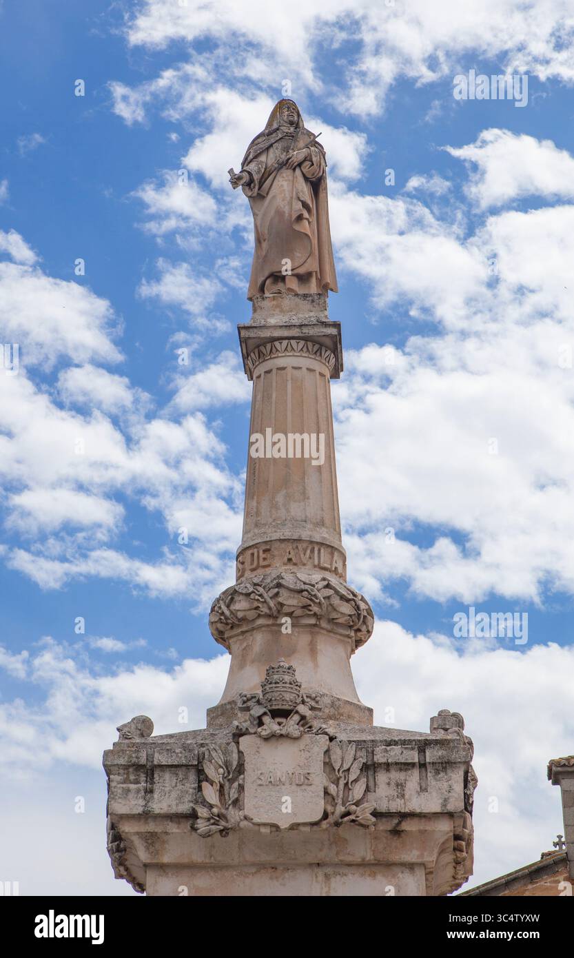 Avila, Spagna - 5 maggio 2025: Scultura di Teresa de Avila, donna spagnola mistica e riformatrice religiosa. Carlos Palao scultore, 1882 anni Foto Stock