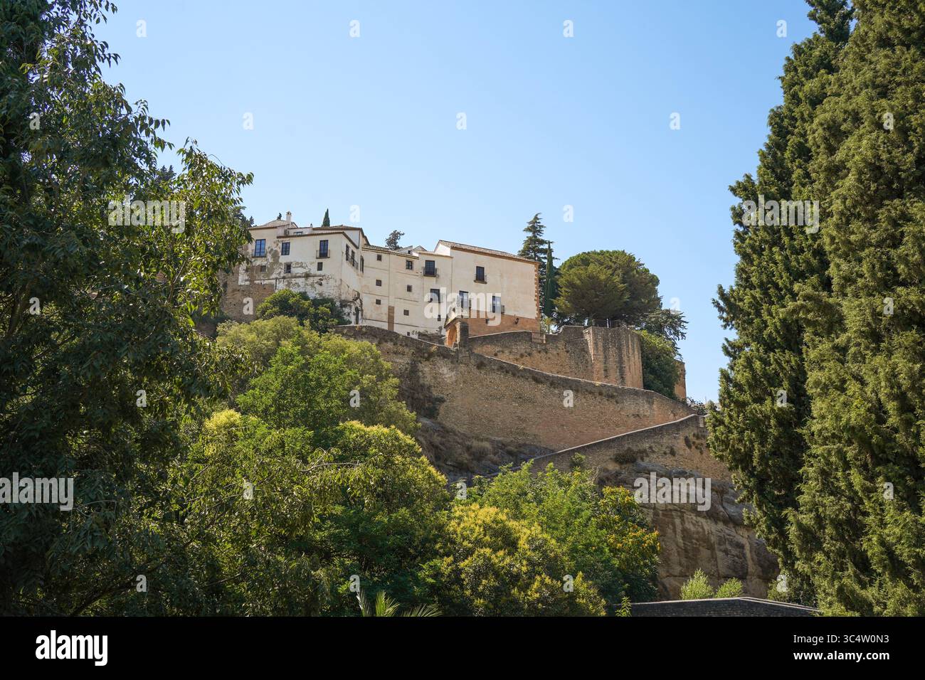 Vecchie case spagnole alle mura della città vecchia, nel centro storico di Ronda, Andalusia, Spagna. Foto Stock