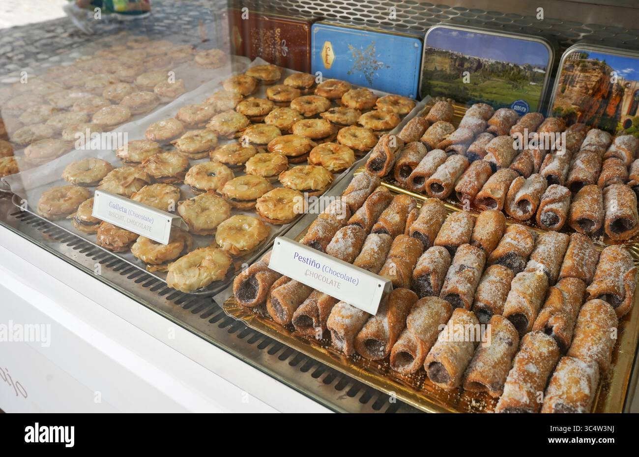 Pasticceria spagnola, biscotti, pestiños, esposta in una pasticceria a Ronda, Spagna. Foto Stock