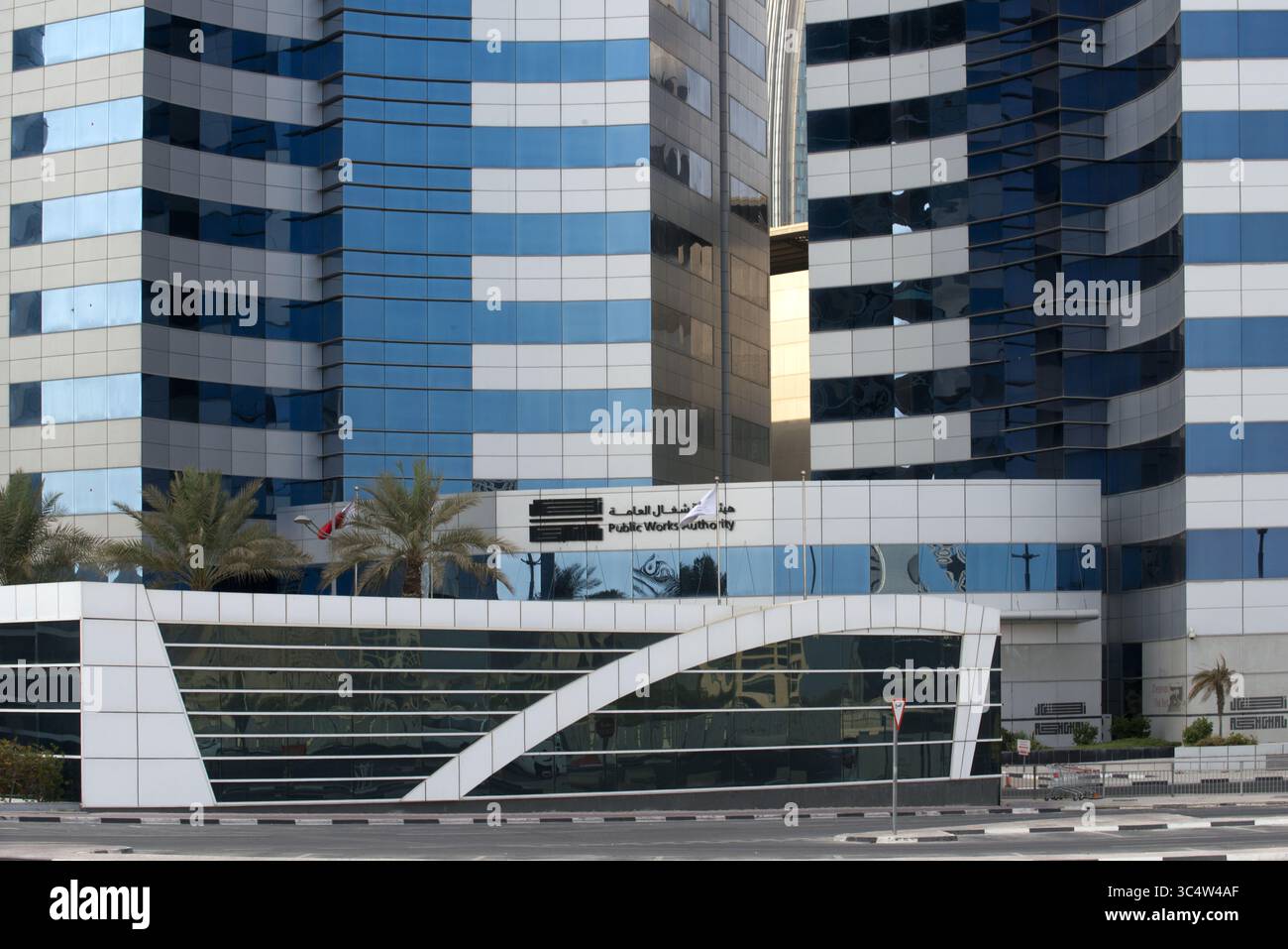 3 novembre 2017 - Doha, Qatar - edificio dell'autorità di lavori pubblici nell'area finanziaria di Doha, la capitale del Qatar nel paese del Golfo Persico (Credit Image: © Sergi Reboredo/ZUMA Wire) Foto Stock