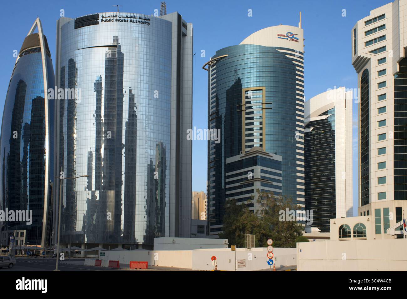 3 novembre 2017 - Doha, Qatar - edificio dell'autorità di lavori pubblici nell'area finanziaria di Doha, la capitale del Qatar nel paese del Golfo Persico (Credit Image: © Sergi Reboredo/ZUMA Wire) Foto Stock