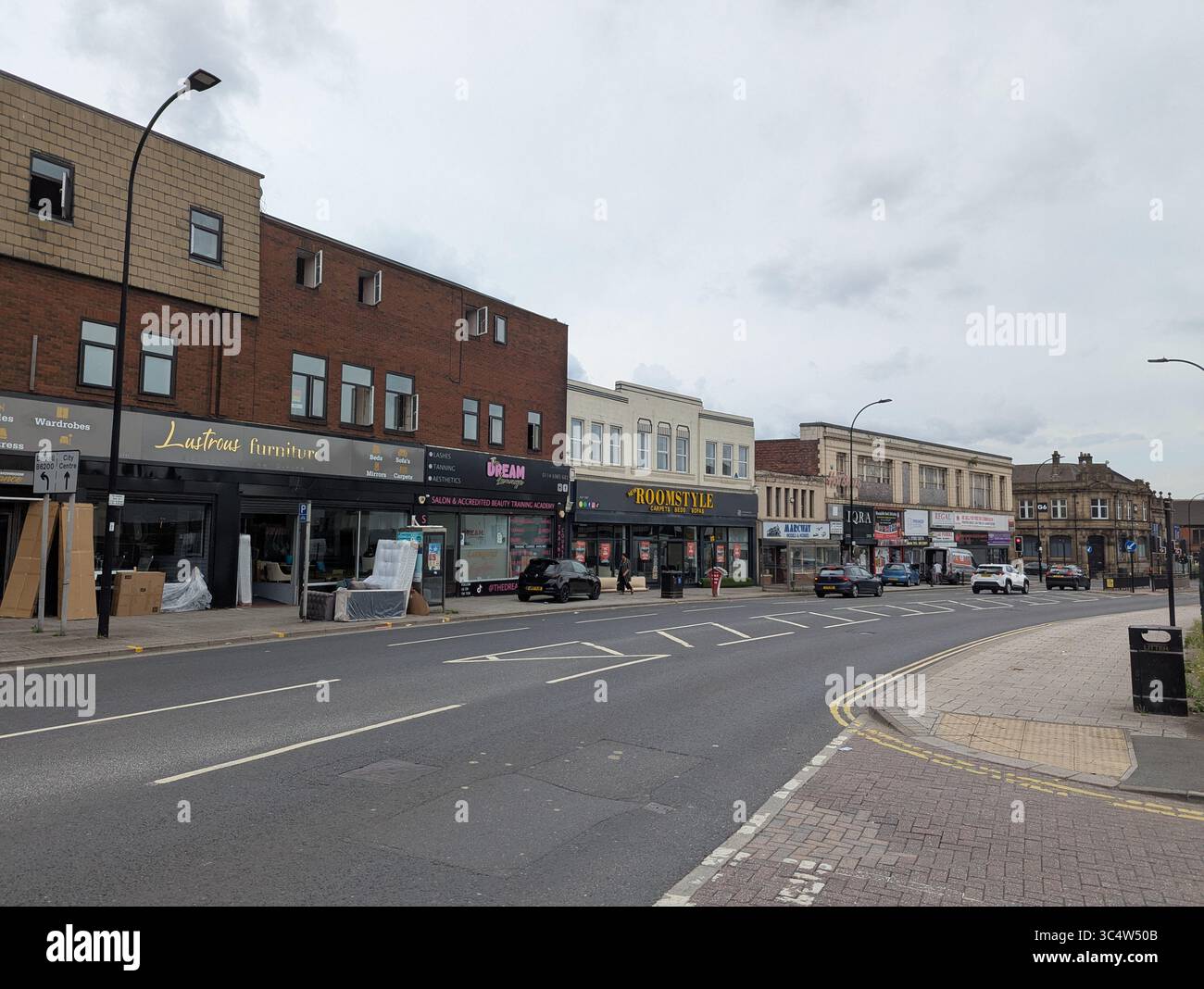 Il panorama commerciale in evoluzione di Attercliffe, Sheffield, dove i negozi tradizionali e le aziende locali si affiancano alla continua rigenerazione dell'area - Immagine stock catturata con smartphone