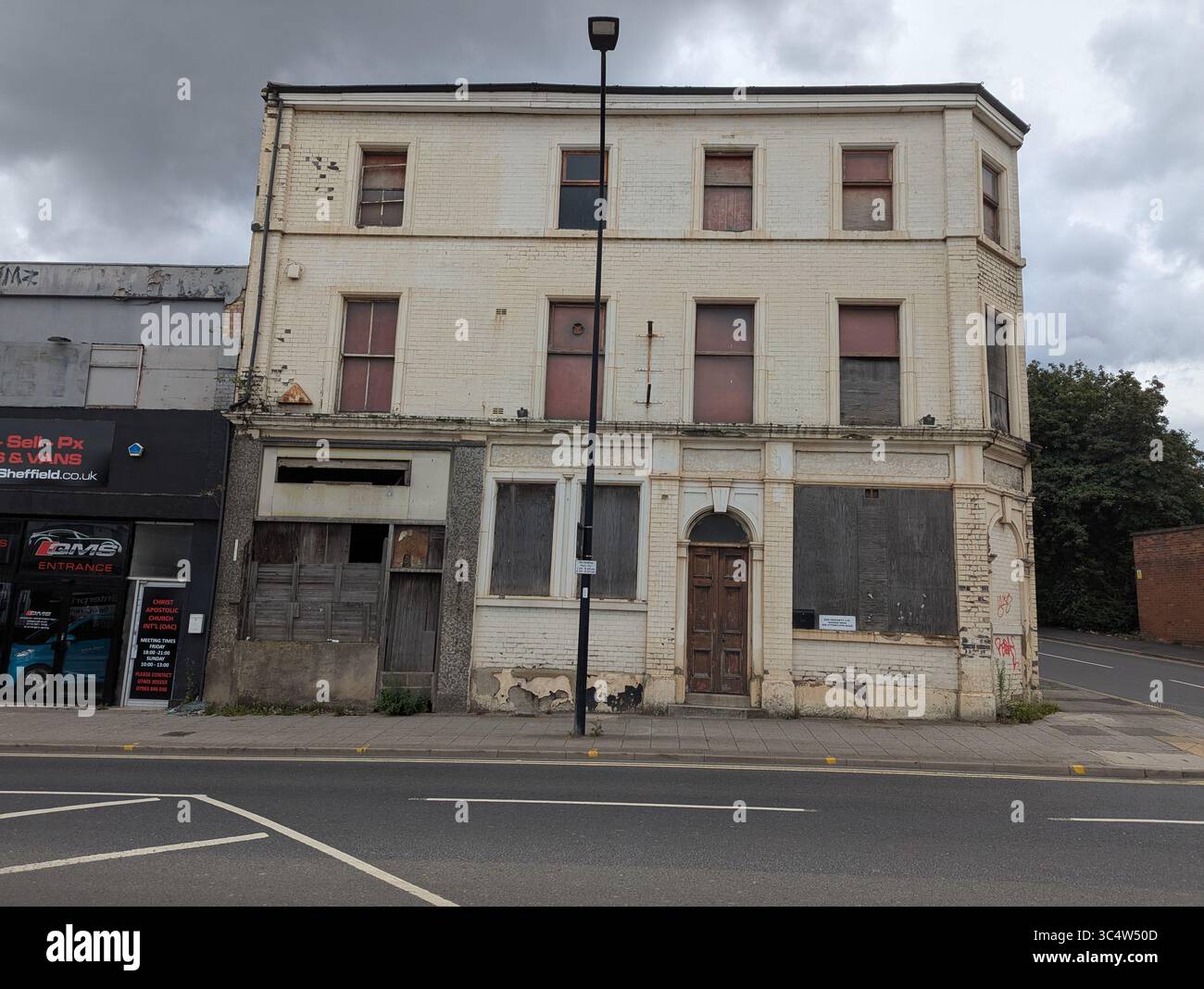 Derelict Queen's Head Pub, 660 Attercliffe Road, Sheffield, South Yorkshire, Inghilterra. Area industriale in fase di rigenerazione. Foto Stock