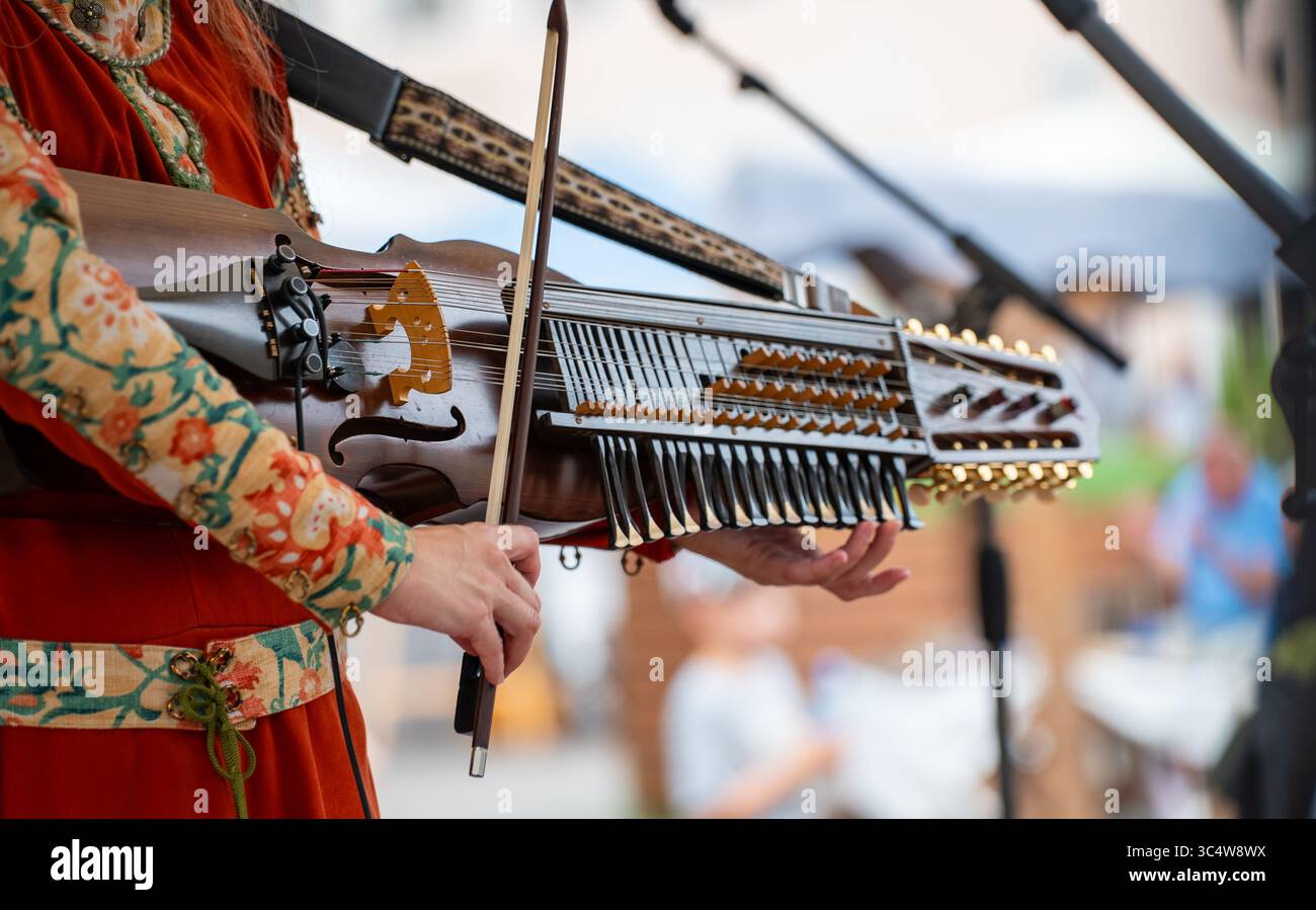 Donna che suona nyckelharpa al festival di musica folk. Foto Stock