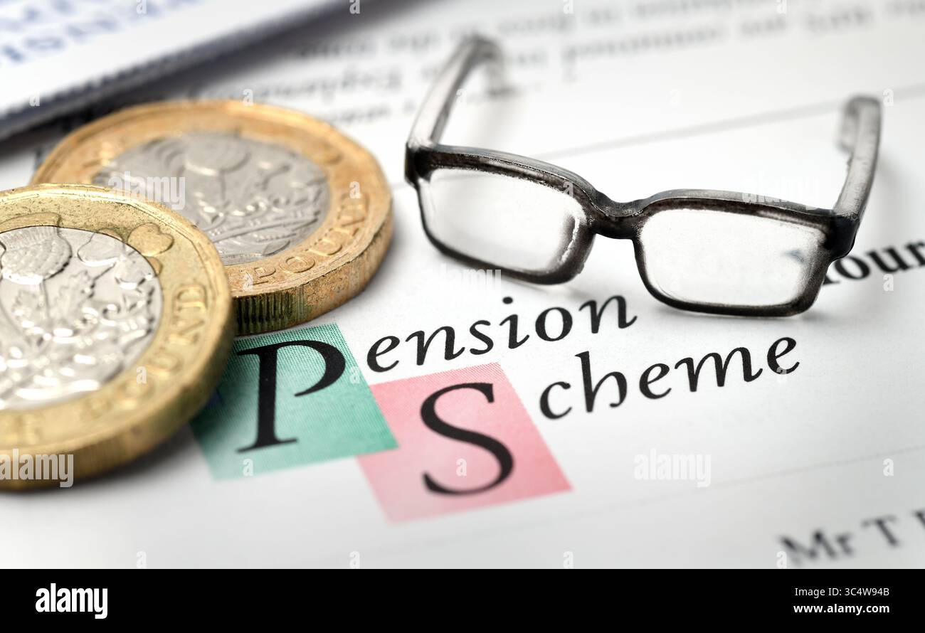 LETTERA SUL REGIME PENSIONISTICO CON OCCHIALI E MONETE IN LIBBRE RE PENSIONI RISPARMIO PENSIONE ETC UK Foto Stock