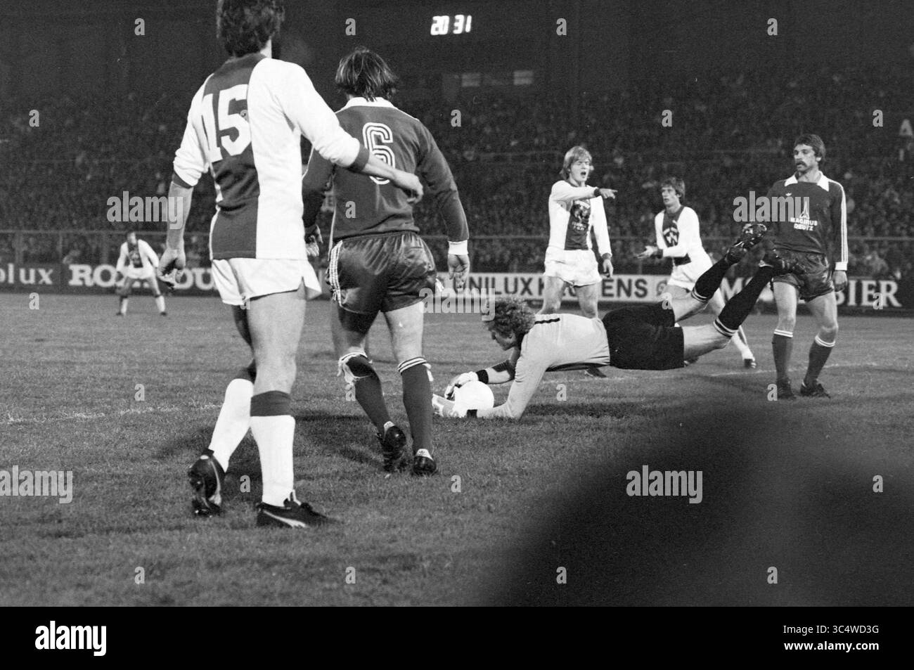Partita di addio Johan Cruijff, calciatori e allenatori, 07-11-1978 Whizgle News, Dutch Desk, Paesi Bassi, 1950-2000 Un portiere si tuffa per salvare i giocatori di entrambe le squadre sul campo, mostrando l'intensità della partita. I compagni di squadra e gli avversari vengono colti al momento, sottolineando lo spirito competitivo del gioco. Foto Stock