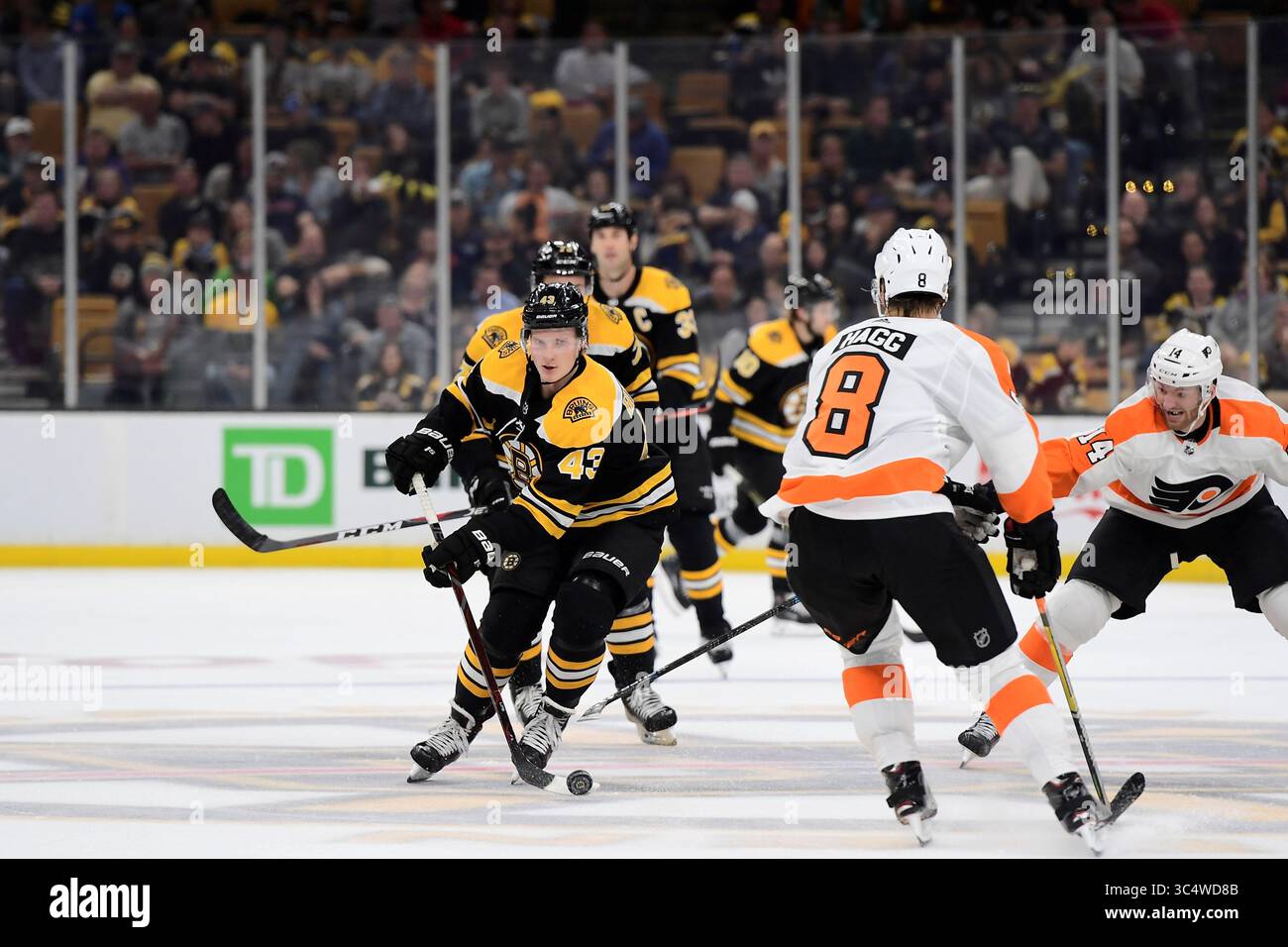 29 settembre 2018: Il centro dei Boston Bruins Danton Heinen (43) gioca il puck attraverso la zona neutrale durante la gara di pre-stagione della NHL tra i Philadelphia Flyers e i Boston Bruins tenutasi al TD Garden di Boston, Massachusetts. I Flyers sconfiggono i Bruins 4-1 in tempo di regolazione. Eric Canha/CSM(immagine di credito: &Copy; Eric Canha/CSM tramite cavo ZUMA) Foto Stock