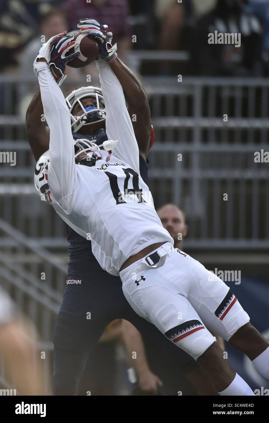29 settembre 2018 - East Hartford, CT, USA - Cincinnati Bearcats Cameron Jefferies (14) rompe un passaggio destinato al tight end del Connecticut Aaron McLean al Rentschler Field di East Hartford, Conn., sabato 29 settembre 2018. Cincinnati ha vinto, 49-7. (Immagine di credito: © Brad Horrigan/Hartford Courant/TNS via ZUMA Wire) Foto Stock