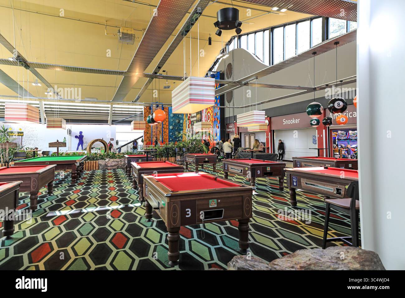 The Sports plaza at Center Parcs, Longleat Forest Holiday Village, Warminster, Wiltshire, Inghilterra, Regno Unito, Foto Stock