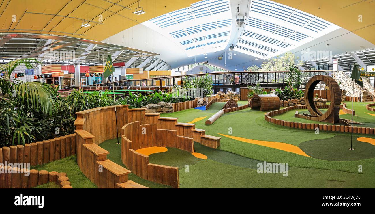 The Sports plaza at Center Parcs, Longleat Forest Holiday Village, Warminster, Wiltshire, Inghilterra, Regno Unito, Foto Stock