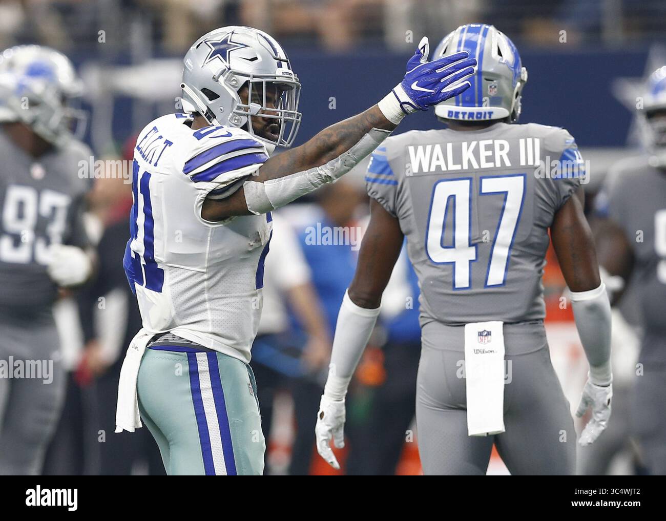 30 settembre 2018 - Arlington, Texas, USA - il running back dei Dallas Cowboys Ezekiel Elliott (21) segna un primo down contro i Detroit Lions durante il secondo tempo di domenica 30 settembre 2018 all'AT&T Stadium di Arlington, Texas. I Cowboys vinsero 26-24. (Immagine di credito: © Jim Cowsert/Fort Worth Star-Telegram/TNS via cavo ZUMA) Foto Stock