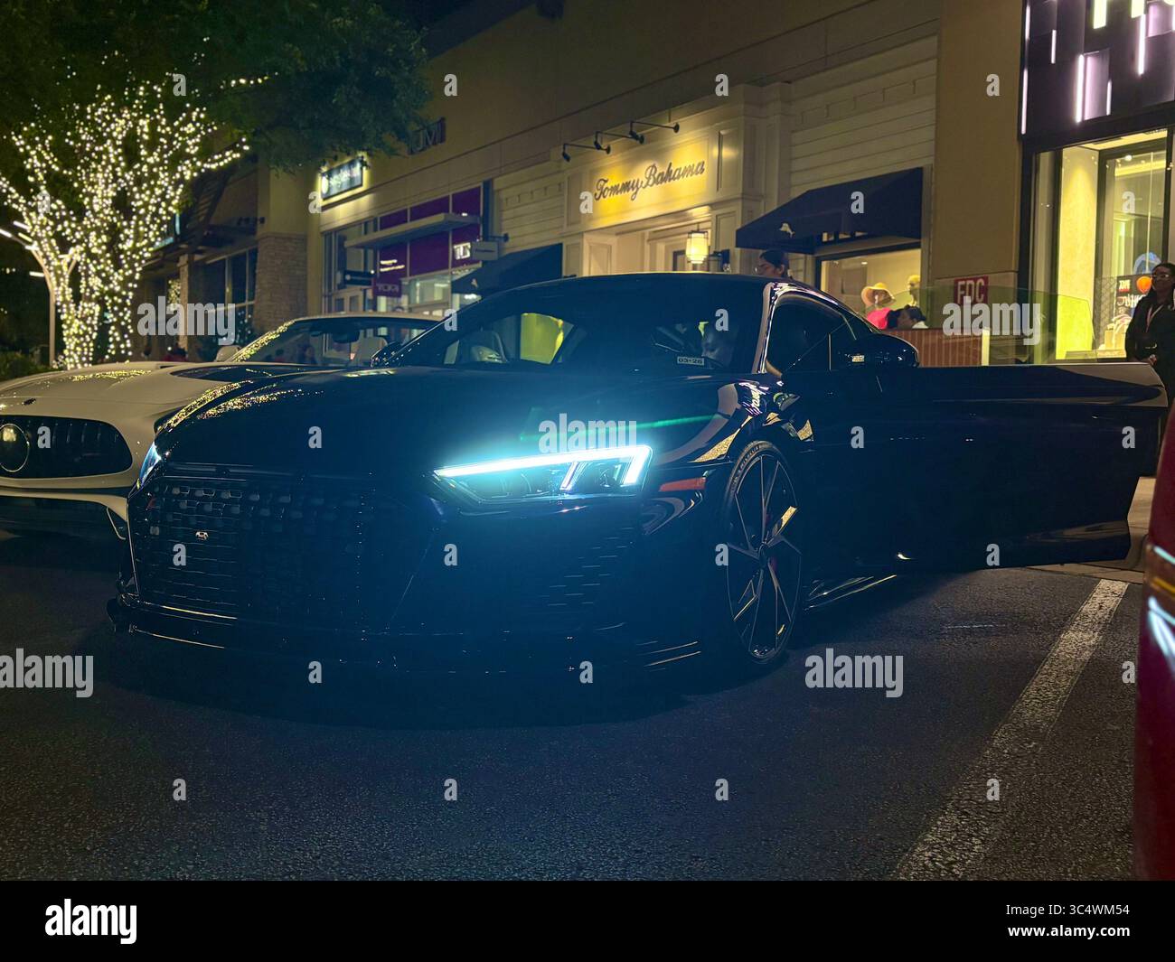 Ha oscurato l'Audi R8 4S in posa al Domain, Austin Texas. - Immagine stock catturata con smartphone