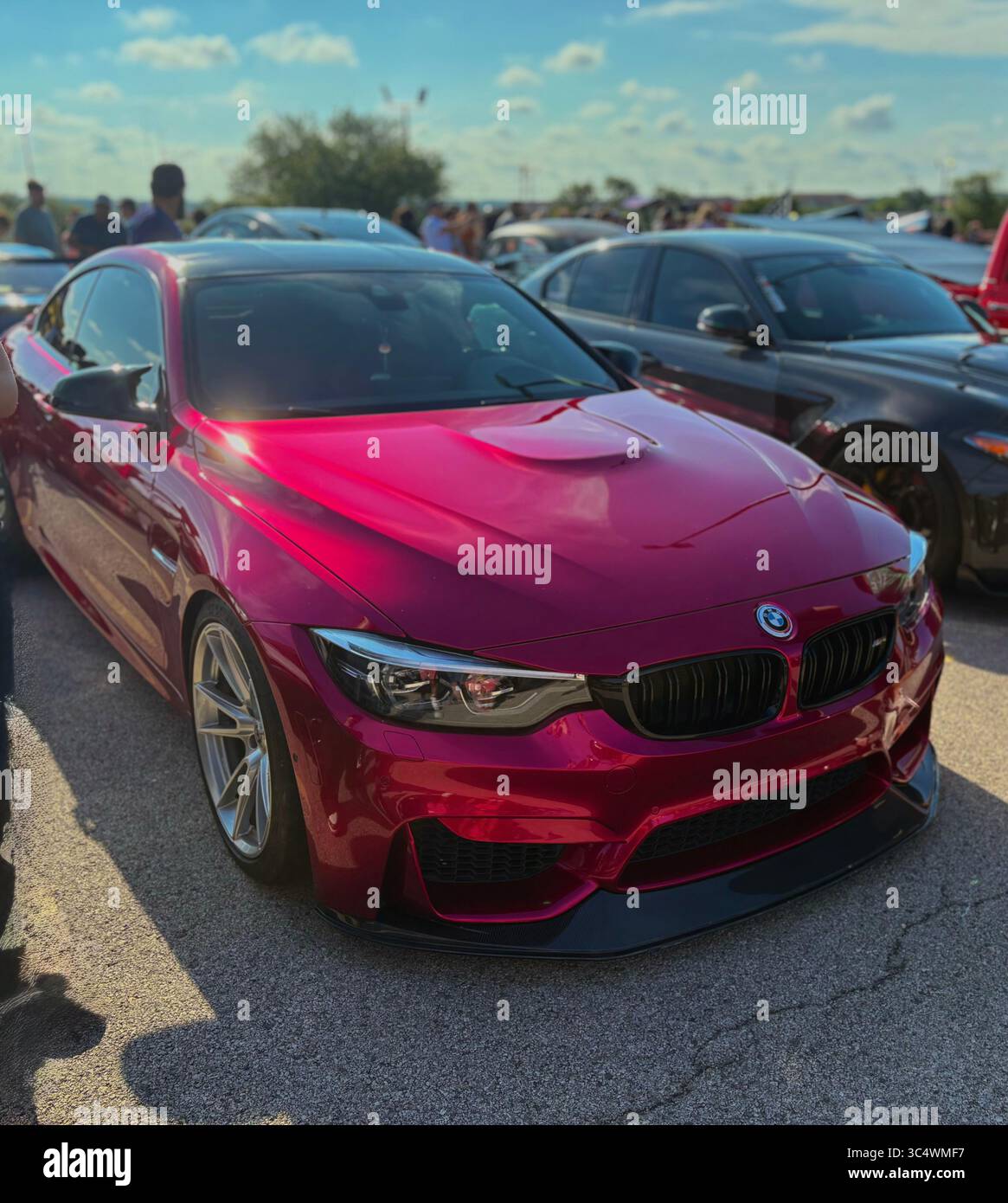 BMW M5 Coupé viola al tour delle leggende di Hotwheels - Immagine stock catturata con smartphone