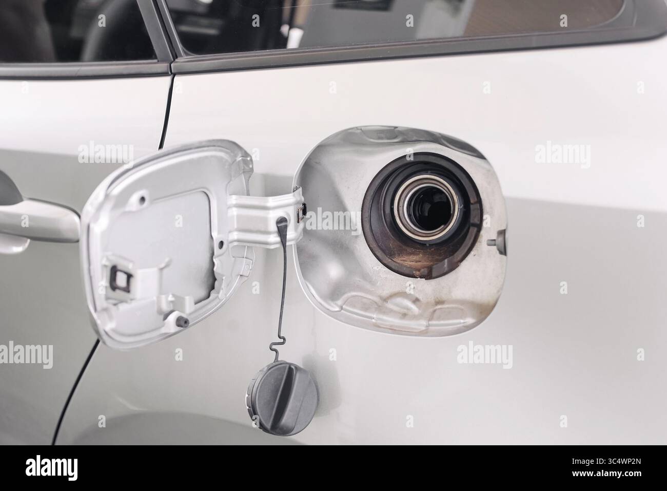 Tappo del serbatoio carburante aperto. Dettaglio del punto di rifornimento della vettura. Primo piano del bocchettone di rifornimento carburante del veicolo moderno. Accesso a benzina o diesel. Concetto di trasporto automatico. Foto Stock
