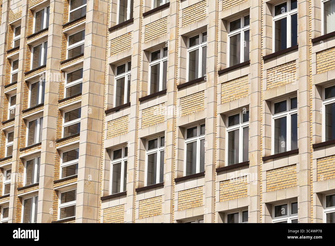 Vecchio edificio residenziale in mattoni. Disposizione simmetrica delle finestre. Architettura urbana classica. Blocco abitativo europeo. Facciata di stile tradizionale. Foto Stock