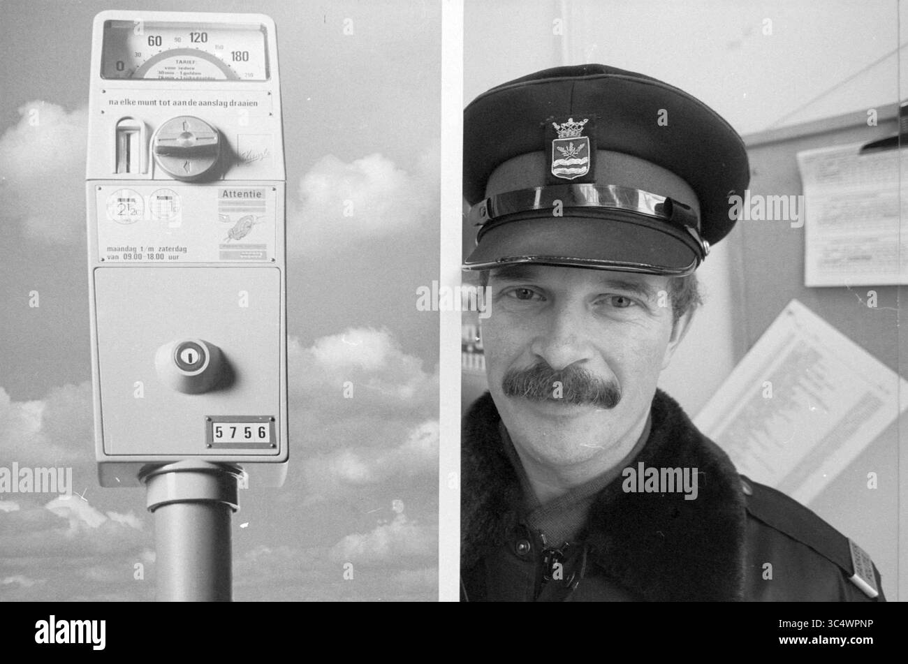 L'addetto al parcheggio v.d. Polder pol. buro H'dorp, Parcheggio, Parcheggio, Parcheggio, Hoofddorp, paesi Bassi, 06-03-1990 Whizgle News, Dutch Desk, Paesi Bassi, 1950-2000 Un parchimetro si trova accanto a un funzionario del traffico sorridente in uniforme, che mostra i loro ruoli nella regolamentazione urbana e nella sicurezza pubblica. Il contatore mostra un limite di tempo e un numero, mentre il comportamento amichevole dell'ufficiale trasmette l'avvicinabilità e l'autorità. Foto Stock