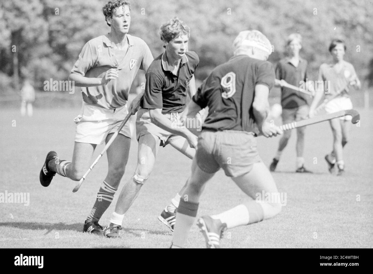 HBS - fragole, uomini, hockey, 01-09-1984 Whizgle News, Dutch Desk, i Paesi Bassi, 1950-2000 Una scena dinamica di una partita di hockey su prato con due giocatori in divise vivaci, che manovrano abilmente contro un avversario e si impegnano in un gioco frenetico. Il campo erboso fa da sfondo al loro atletismo e al loro lavoro di squadra. Foto Stock