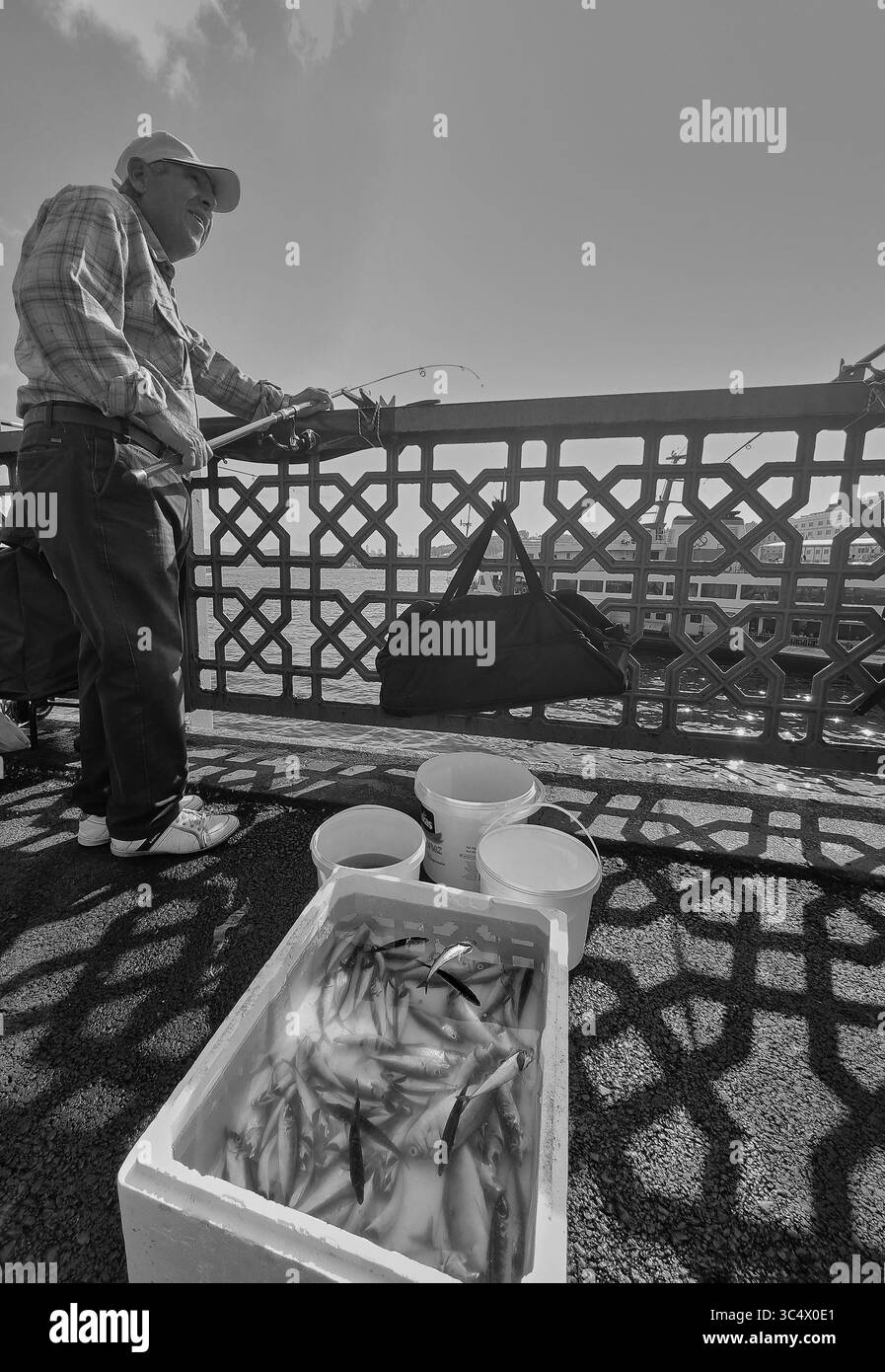 Pesca dal ponte nel centro di Istanbul Foto Stock