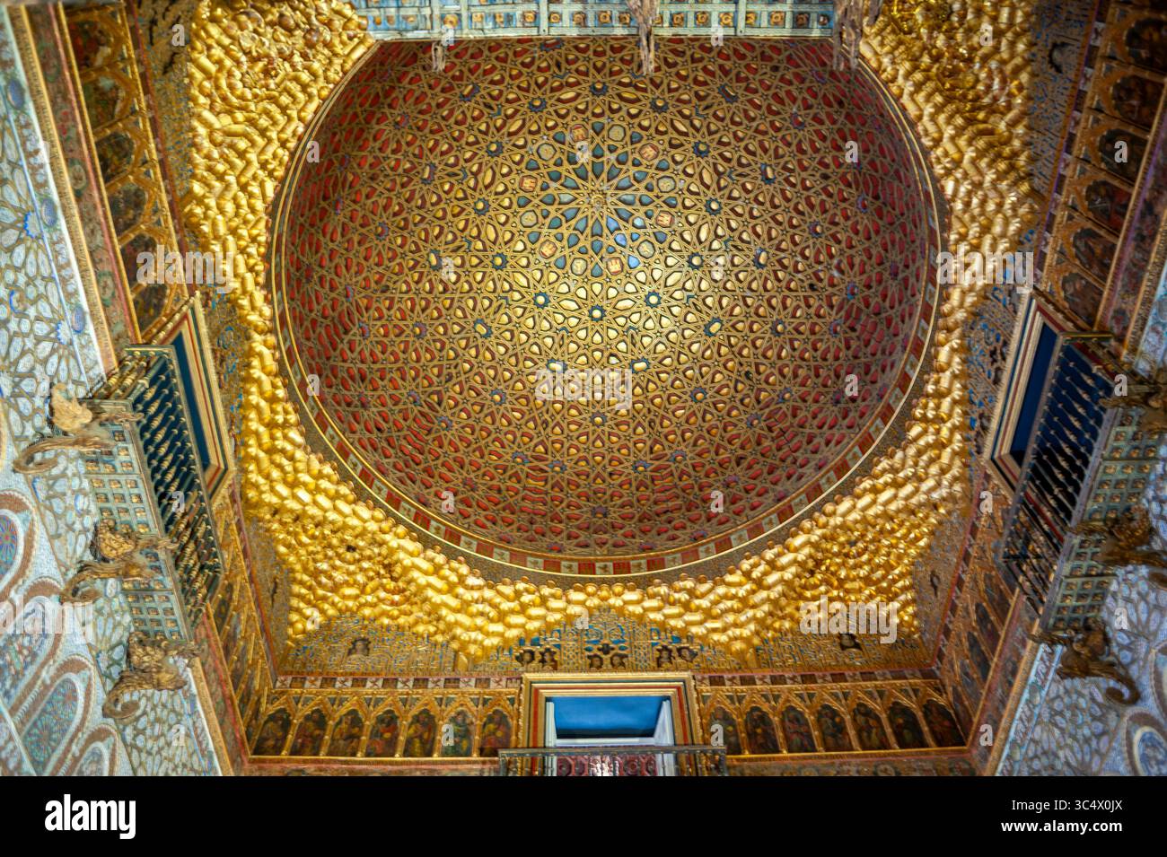 Siviglia, Spagna, primo piano, Old Spanish Historic Museum, Low Angle, guardando verso il soffitto d'oro all'interno, "sala degli ambasciatori »" (Real Alcazar) Foto Stock