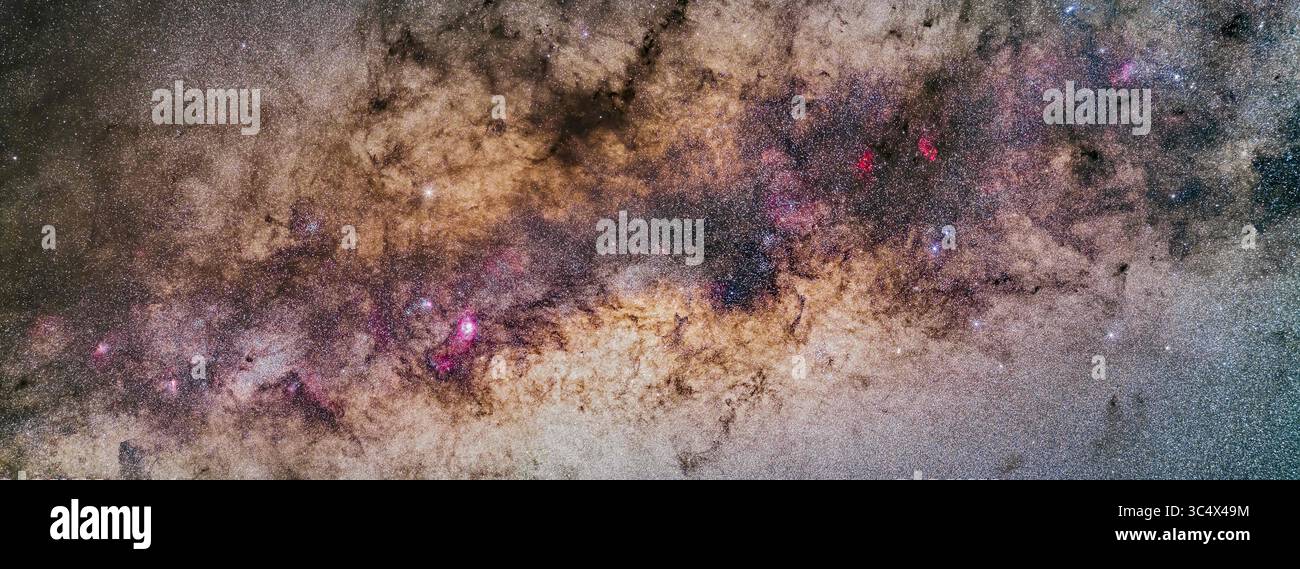 24 aprile 2017 - Australia - Un panorama a mosaico della ricca regione del Centro Galattico della via Lattea nello Scorpio e nel Sagittario, da Messier 16, a sinistra, alla regione della False Comet, a destra. Questa è la regione più spettacolare del cielo, con le sue dense nuvole luminose che contrastano con i vortici delle nebulose scure e polverose. La regione comprende la Nebulosa Laguna, a sinistra del centro, e la Nebulosa Paw di Catâ, a destra del centro, e la grande Nebulosa Pipa, in alto al centro. Il vero centro della via Lattea si trova al centro della cornice, anche se il vero centro è fuori dalla vista nascosto da nuvole di polvere... questo Foto Stock